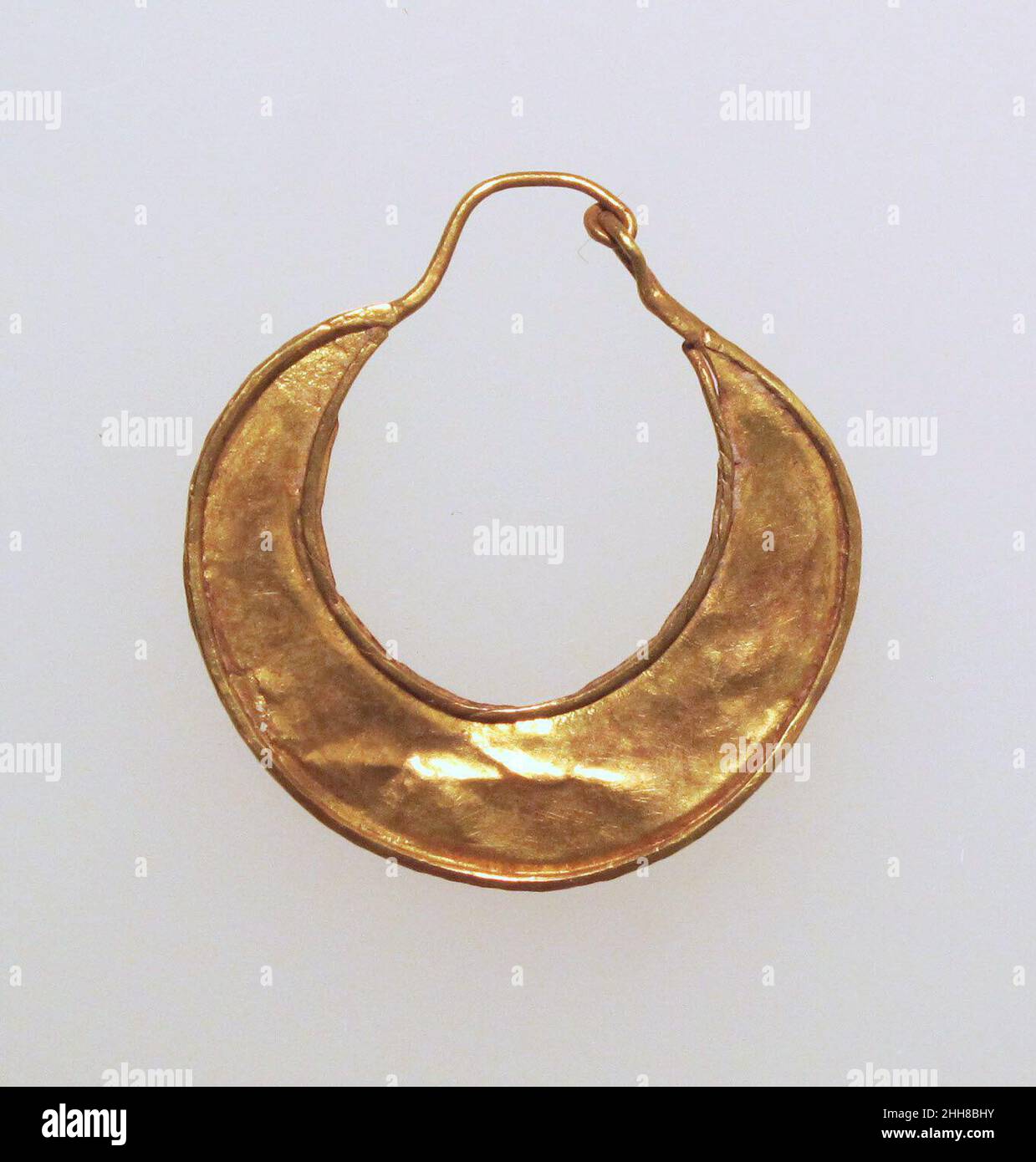 Ohrring, halbmondförmig. Ohrring, halbmondförmig. Gold. Gold und Silber Stockfoto