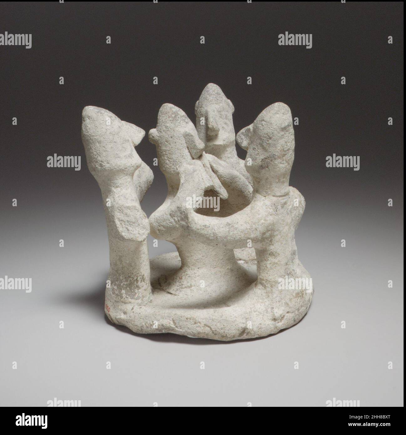 Terrakotta-Statuette eines Ringtänzens 6th. Jahrhundert v. Chr. Zypern die Komposition von Figuren, die im Kreis um einen Flötenspieler oder einen heiligen Baum tanzen, ist in Terrakottas der zypro-archaischen Zeit üblich. Es stellt wahrscheinlich ein religiöses Ritual dar. Terrakotta-Statuette eines Ringtanzes 241205 Stockfoto