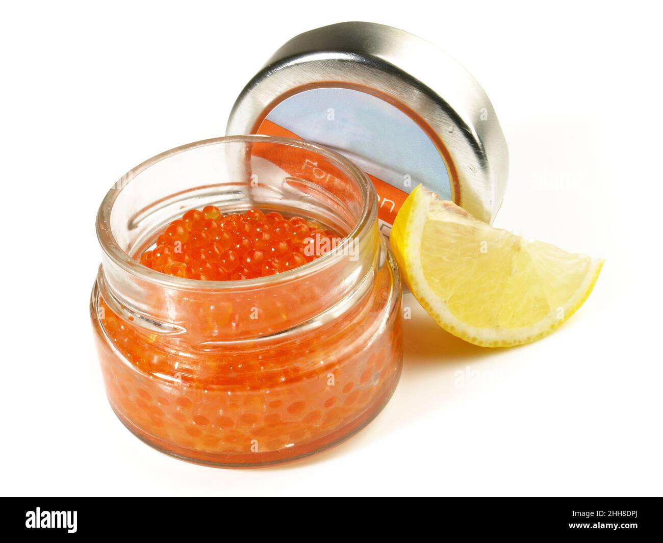 Lachskaviar in einem Glas mit Lemaon isoliert auf weißem Hintergrund Stockfoto