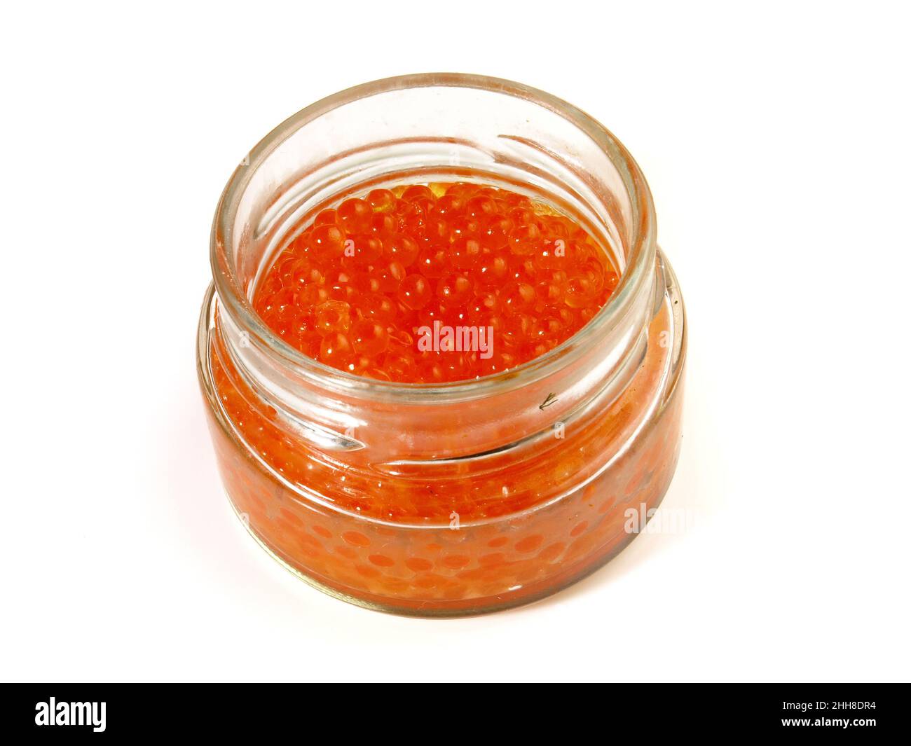 Forellenkaviar in einem Glas isoliert auf weißem Hintergrund Stockfoto