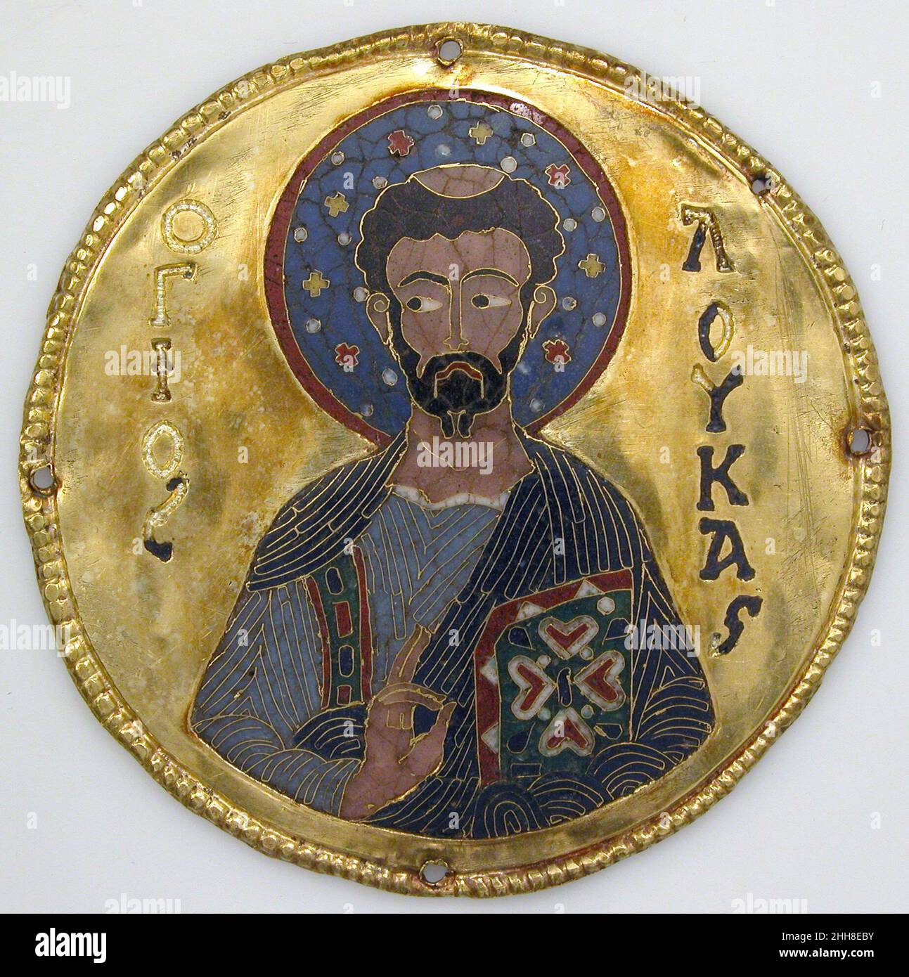 Medaillon mit dem Heiligen Lukas aus einem Ikonenrahmen ca. 1100 Byzantine Diese neun Medaillons stammen aus einer Gruppe von zwölf, die einst eine Ikone des Erzengels Gabriel umgab. Die Medaillons können als Geschenk vom byzantinischen Hof an den benachbarten christlichen Staat Georgien geschickt worden sein. Die drei Medaillons auf der Oberseite bilden eine Deesis, mit Christus zwischen der Jungfrau und dem heiligen Johannes dem Vorläufer (dem Täufer). Unten ist die Hierarchie der Kirche: Apostel (die heiligen Petrus und Paulus), Evangelisten (die heiligen Matthäus und Lukas), Theologen (der heilige Johannes der Theologe) und, über die Basis hinweg, militärische Heilige Stockfoto