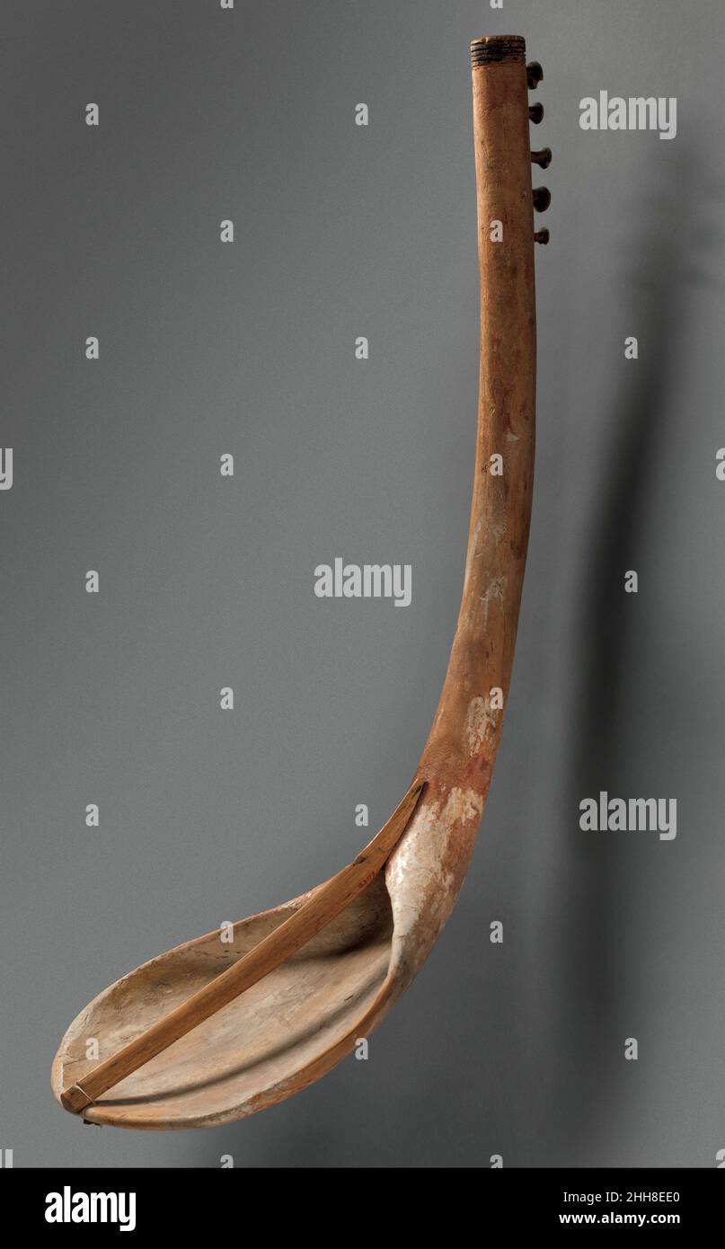 Bogenharfe ca. 2030–1640 v. Chr. Mittleres Königreich die Harfe, im alten Ägypten benet genannt, war eines der beliebtesten Musikinstrumente in der pharaonischen Geschichte. Diese Bogenharfe, die zu den ältesten gehört, die überlebt haben, zeichnet sich durch einen langen, geschwungenen Hals und eine schaufelförmige Klangbox aus. Ursprünglich mit Pergament oder tierischer Haut bedeckt, hätte die Klangbox resoniert, als die fünf Saiten des Instruments gezupft wurden. Harpers spielte entweder allein oder in Ensembles mit Sängern und anderen Musikern. Bogenharfe ca. 2030–1640 V. CHR. Holz, Farbe. Reich Der Mitte. Aus Ägypten, Oberägypten, Theben, Asasif, MM Stockfoto
