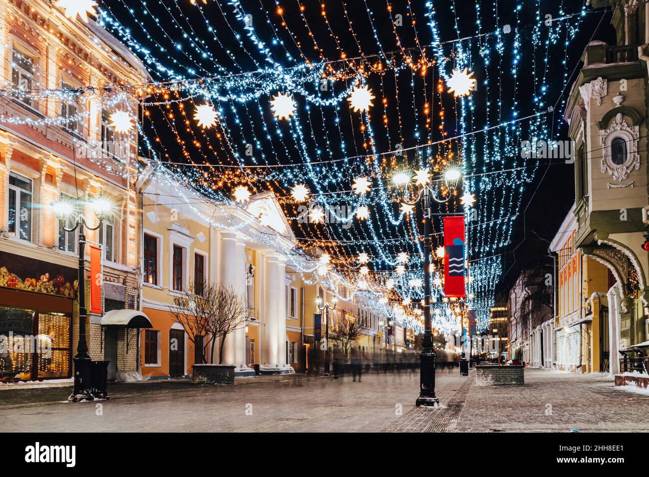 Silvesterbeleuchtung in einer Fußgängerzone. Bolschaja Pokrowskaja Straße, Nischni Nowgorod. Die Lichter der Straßen im Urlaub Stockfoto