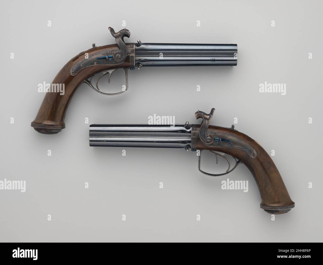 Paar Percussion Pistols mit vier Schleuderzahlen von Henry Pelham Fiennes Pelham-Clinton, 4th Duke of Newcastle-under-Lyne (1785–1851), mit einem Paar Box-Lock Turn-Off Pocket Pistols, Case, Und Zubehör 1831 James Purdey the Elder die jüngsten Archivforschungen haben ergeben, dass dieses aufwendige Set eines der teuersten Pistolenensembles ist, das James Purdey jemals für £101 10s im Jahr 1831 gemacht hat. Purdey hat in seiner Karriere nur zehn Pistolen mit vier Scharen hergestellt, und dieses Paar ist das einzige überlebende Set mit Pocket Pistolen. Es ist auch bemerkenswert für seinen außergewöhnlichen Erhaltungszustand. Die Kombination von Vivid Stockfoto