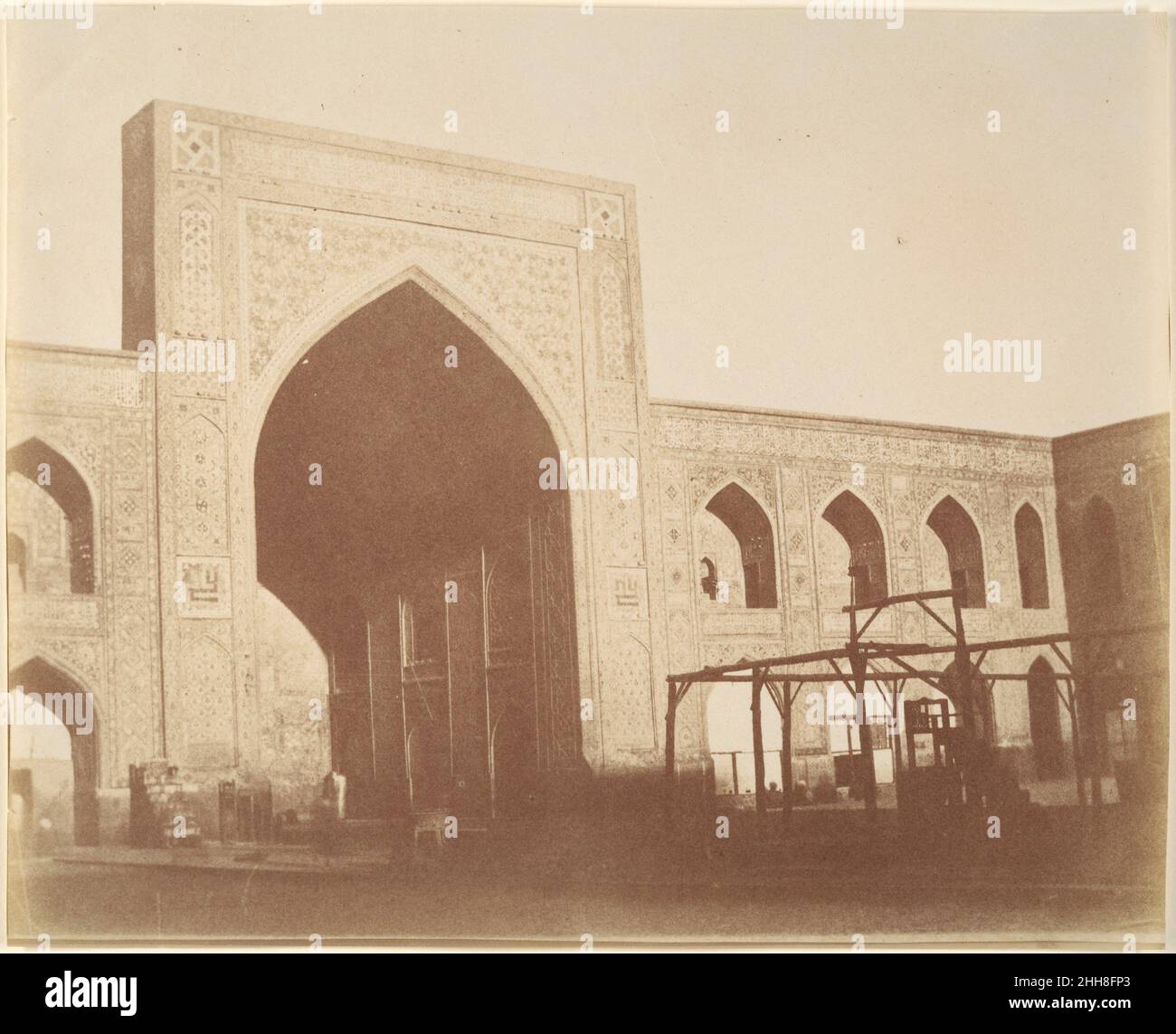 [Gericht der Moschee Gawhar Shad, VERMASCHT, 1418 (?)] 1840s–60s möglicherweise von Luigi Pesce Italienisch. [Gericht der Moschee Gawhar Shad, MESHED, 1418 (?)]. Möglicherweise von Luigi Pesce (Italienisch, 1818–1891). 1840s–60s. Silberdruck mit Albumen. Fotos Stockfoto