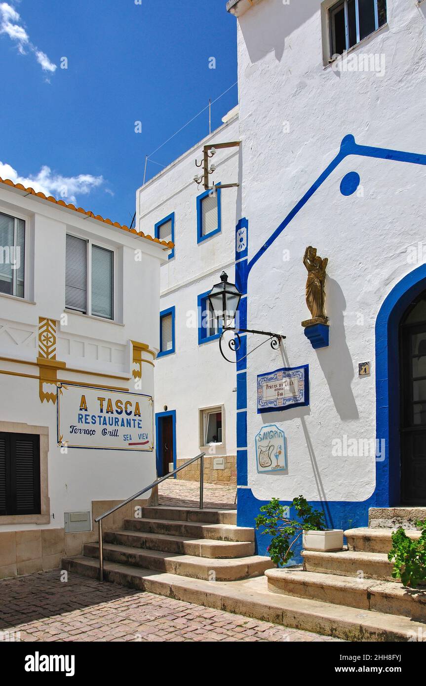 Gepflasterte Straßenszene, Altstadt, Albufeira, Algarve-Region, Portugal Stockfoto