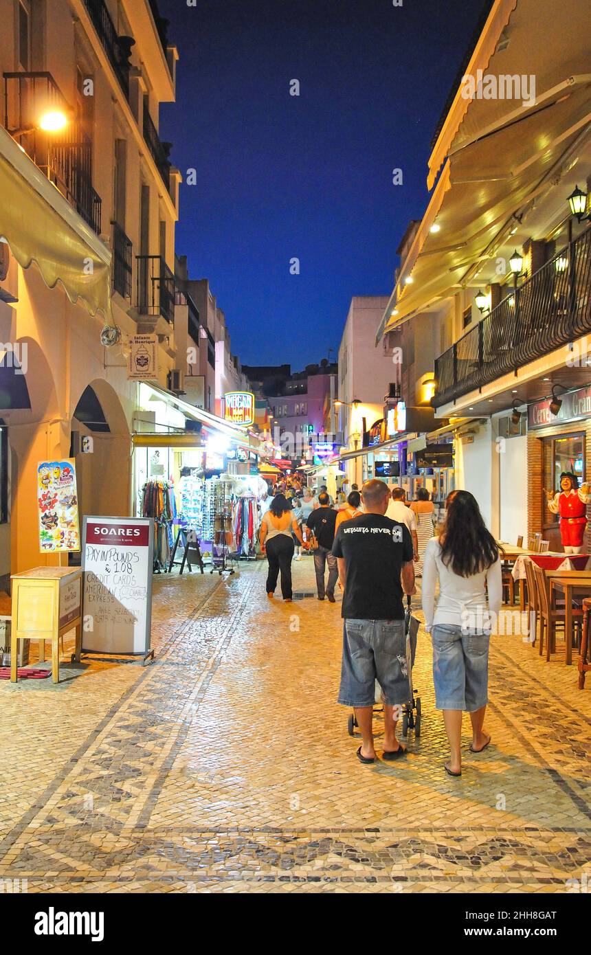 Straßenszene in der Abenddämmerung, Candido des Reis, Albufeira, Algarve-Region, Portugal Stockfoto