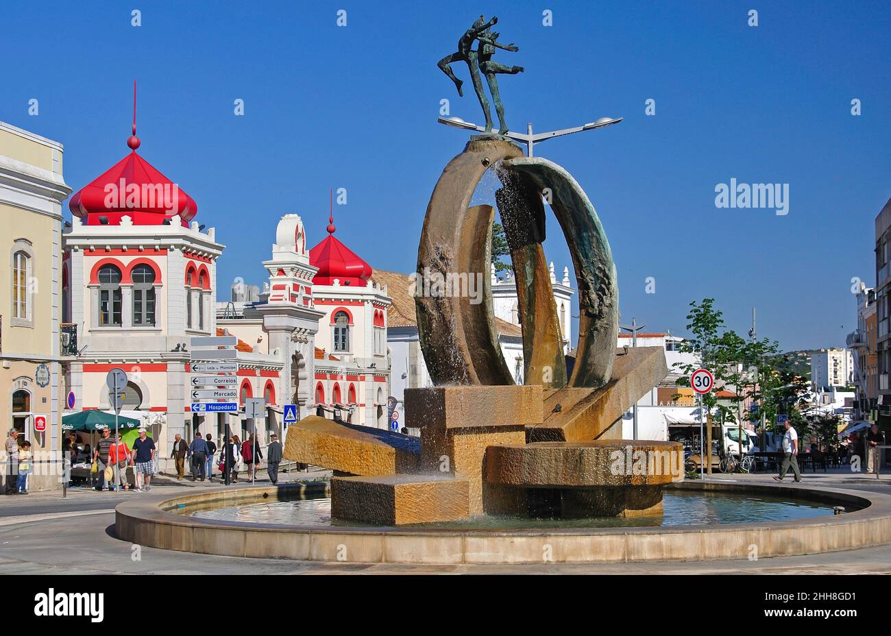 Am Kreisverkehr ein Brunnen, der den Markt von Loulé, Praca da Republica, Loulé, Algarve, Portugal zeigt Stockfoto