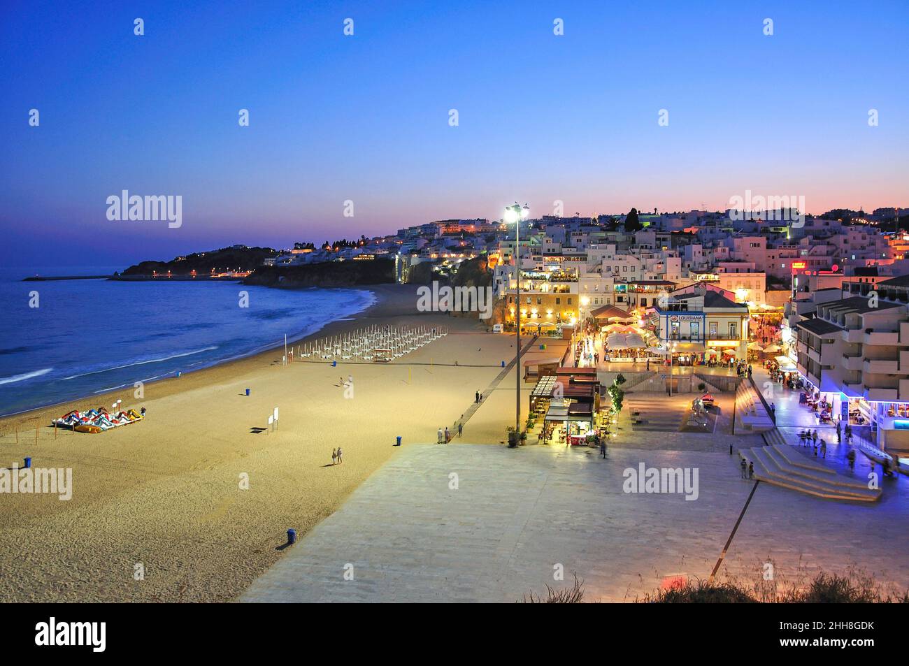 Blick auf die Altstadt in der Abenddämmerung, Albufeira, Algarve, Portugal Stockfoto