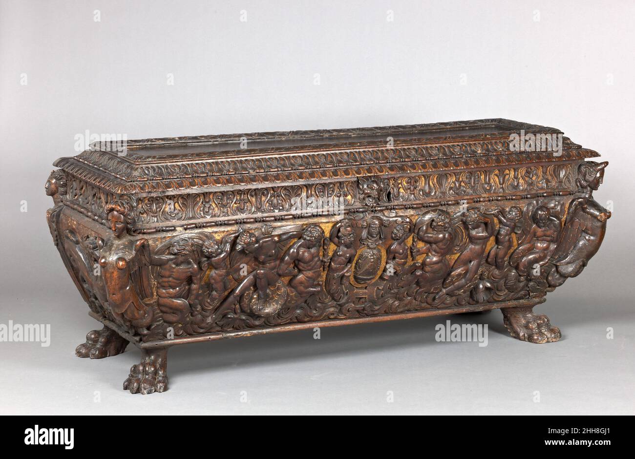 Cassone Ca. 1550–80 (umgebaut, mit späteren Ergänzungen) Italienisch (Toskana oder Rom?). Cassone. Italienisch (Toskana oder Rom?). Ca. 1550–80 (umgebaut, mit späteren Ergänzungen). Nussbaum, geschnitzt und teilweise vergoldet. Holzmöbel Stockfoto