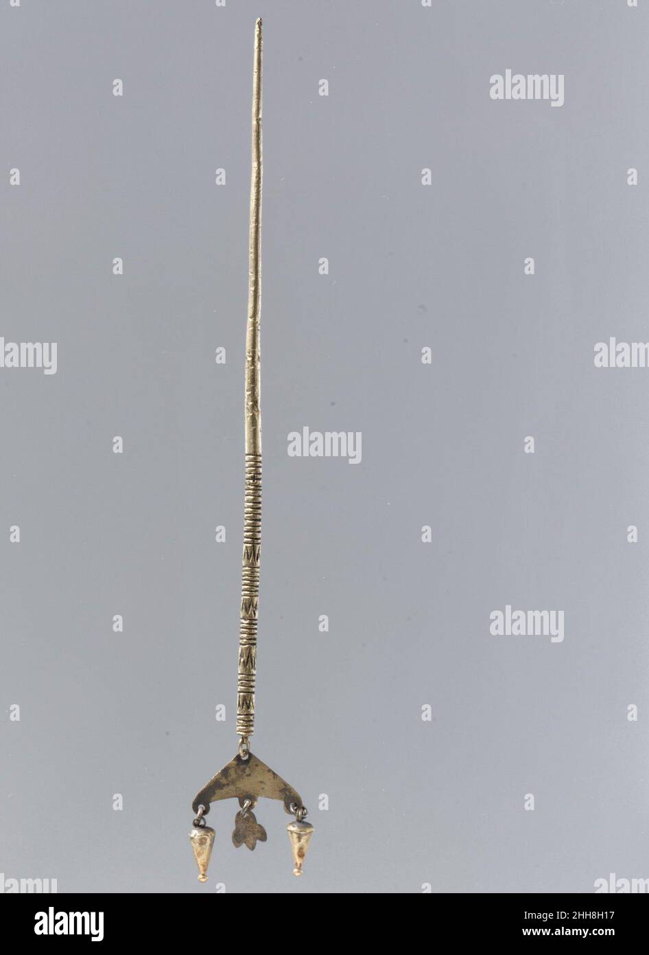 Haarnadel 1886 Frankish. Haarnadel 465311 Frankish, Haarnadel, 1886, Gold, insgesamt: 8 1/8 x 1 1/8 x 1/4 Zoll (20,6 x 2,8 x 0,6 cm) Schaft: 6 11/16 x 3/16 Zoll (17 x 0,4 cm). Das Metropolitan Museum of Art, New York. Schenkung von J. Pierpont Morgan, 1917 (17.192.242) Stockfoto
