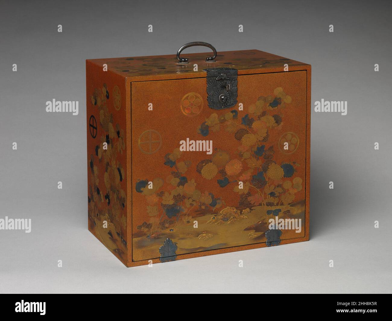 Schrank mit Design von Chrysantheme von einem Strom 19th Jahrhundert Japan. Schrank mit Design von Chrysantheme durch einen Strom. Japan. 19th Jahrhundert. Gold und Silber maki-e auf lackiertem Holz mit Metallbeschlägen. Edo-Zeitraum (1615–1868). Lack Stockfoto