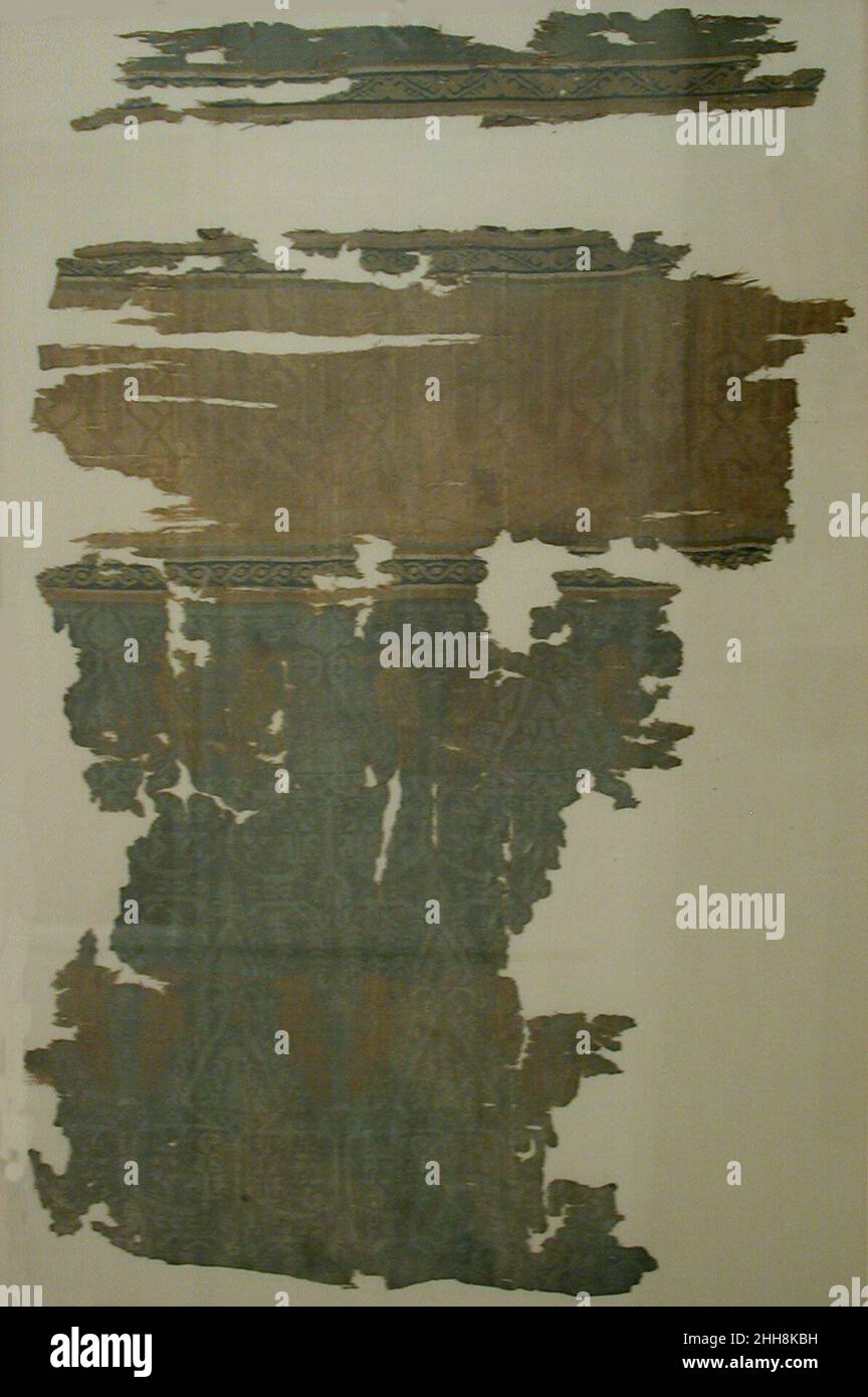 Textilfragment mit gegenüberliegende Vogelpaare, die einen Lebensbaum flankieren 11th–12th Jahrhundert das Motiv, Vögel auf beiden Seiten eines Baumes zu sehen, hat eine lange Geschichte im Iran und in anderen Teilen der islamischen Welt, Aber es wurde auch populär im ganzen Byzantinischen Reich und entwickelte sich rund um das Mittelmeer. Sehr oft ist es schwierig festzustellen, wo Textilien dieses Designs hergestellt wurden. Textilfragment mit gegenüberliegende Vogelpaare, die einen Baum des Lebens flankieren 450539 Stockfoto