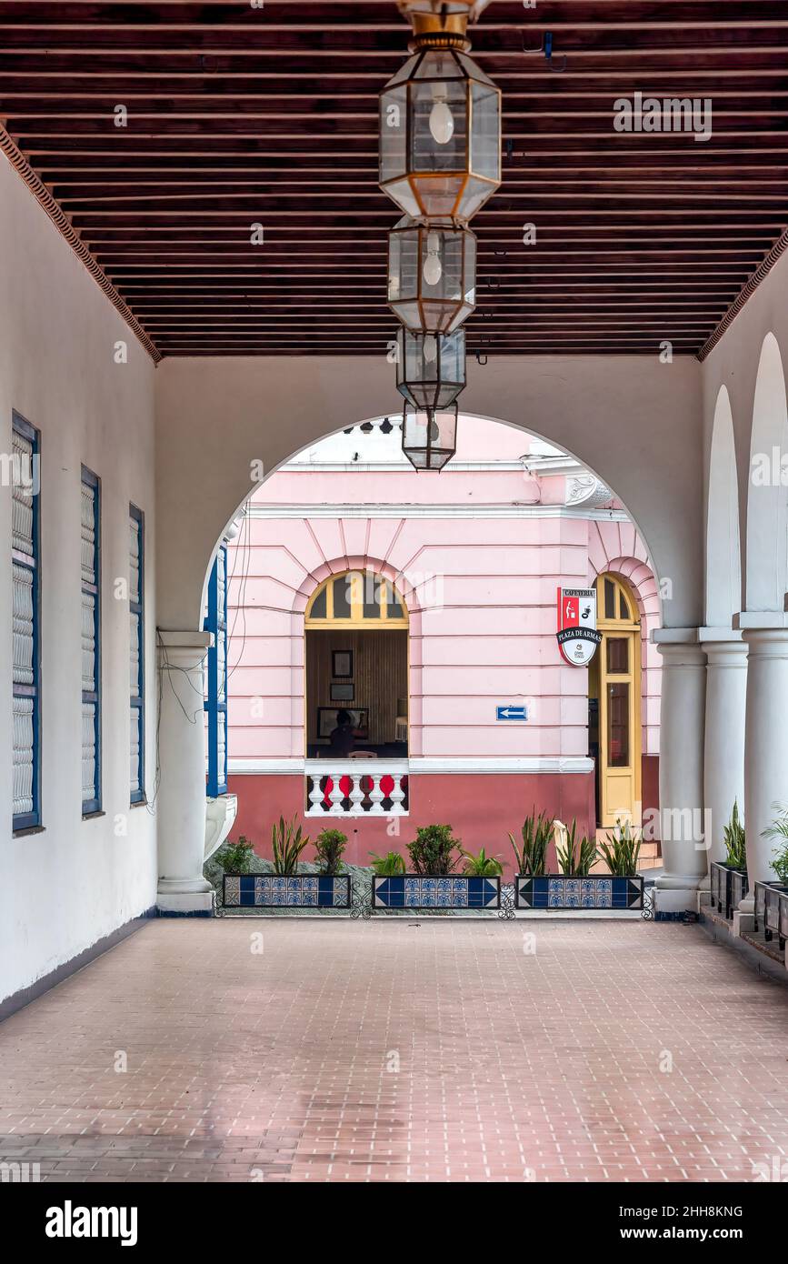 Koloniale Porch-Architektur im Gebäude der Stadtverwaltung im Park von Cespedes. Stockfoto