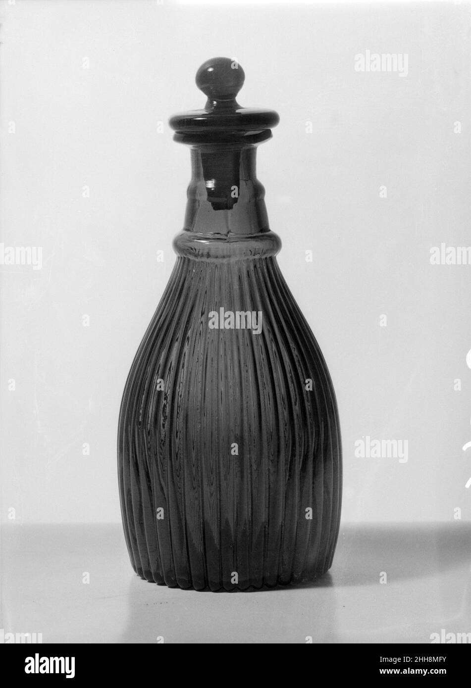 Flasche 1820–40 Amerikanisch. Flasche. Amerikanisch. 1820–40. Geblasenes geformtes Glas. Hergestellt in den Vereinigten Staaten Stockfoto