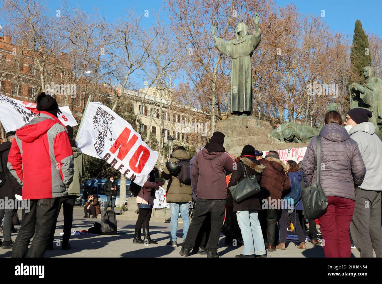 Aktivisten protestieren am 22. Januar 2022 in Rom, Italien, gegen das Zertifikat „Green Pass“ Covid 19. Nach den neuesten Regeln der italienischen Regierung, in Cafés, Restaurants, U-Bahnen, Busse, Züge, Fähren, Kinos, Theater, Museen, Fitness-Studios, Schwimmbäder, ist obligatorisch die "Super Green Pass"-Zertifikat, das nur mit 2 oder 3 Covid 19 Impfdosen oder durch die Heilung von der Infektion erhalten werden kann. Auf der anderen Seite, um Universitäten, Büros, Banken, Gefängnisse, Und Friseure und Nagelstudios müssen unbedingt das „Standard Green Pass“-Zertifikat vorweisen, das auch W erhalten werden kann Stockfoto