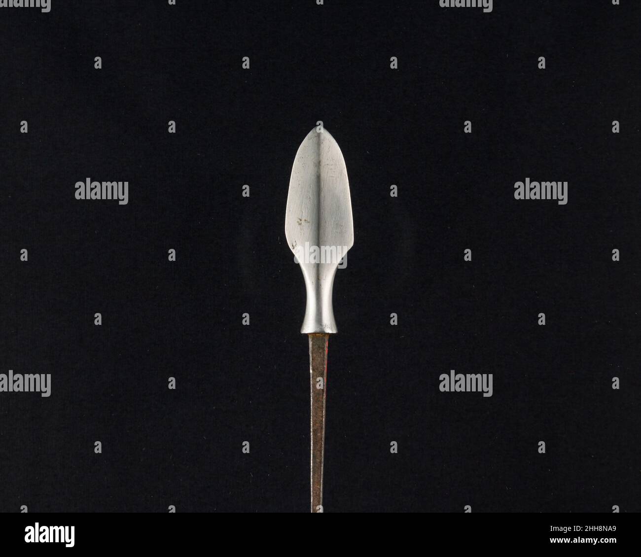 Arrowhead (Yanone) Japanisch des 18th. Jahrhunderts Obwohl japanische Krieger heute am meisten für ihre Schwertkunst bekannt sind, ist Bogenschießen, vor allem vom Pferderücken aus, seit Jahrhunderten ein wesentlicher Bestandteil der Samurai-Kriegsführung und -Kultur. Pfeile wurden mit unterschiedlich geformten Köpfen versehen, je nach ihrem Verwendungszweck im Krieg, bei der Jagd oder bei der Zielübung. Pfeilspitzen, die für den Einsatz auf dem Schlachtfeld entwickelt wurden, enthalten verschiedene Designs, die für spezielle Zwecke wie das Durchstechen von Rüstungen oder maximale Schäden an Pferden und unbewaffneten Mitarbeitern vorgesehen sind.große Pfeilspitzen, durchbohrt und aufwendig mit la gemeißelt Stockfoto