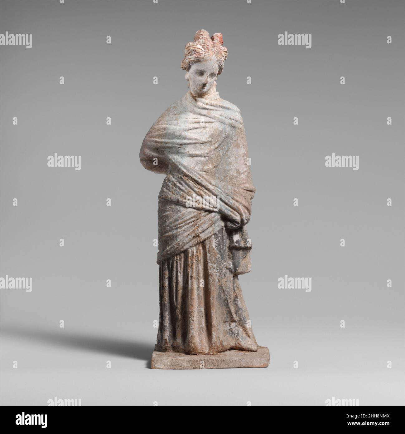 Terracotta drapierte Frau 3rd Jahrhundert B.C. Griechisch, Böotisch in himation eingehüllt; stehend und drapiert.. Terrakotta drapiert Frau 247882 Stockfoto