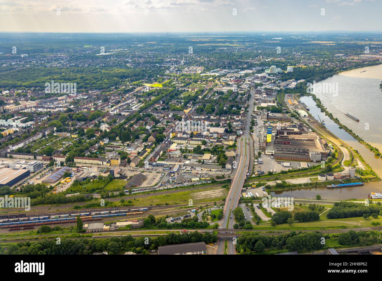 Luftaufnahme, Wohnungs- und Gewerbegebiet Wanheimer Straße, Eschenstraße, Bezirk Wanheimerort, Duisburg, Ruhrgebiet, Nordrhein-Westfalen Stockfoto
