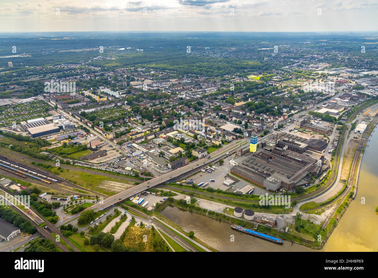 Luftaufnahme, Wohnungs- und Gewerbegebiet Wanheimer Straße, Eschenstraße, Bezirk Wanheimerort, Duisburg, Ruhrgebiet, Nordrhein-Westfalen Stockfoto
