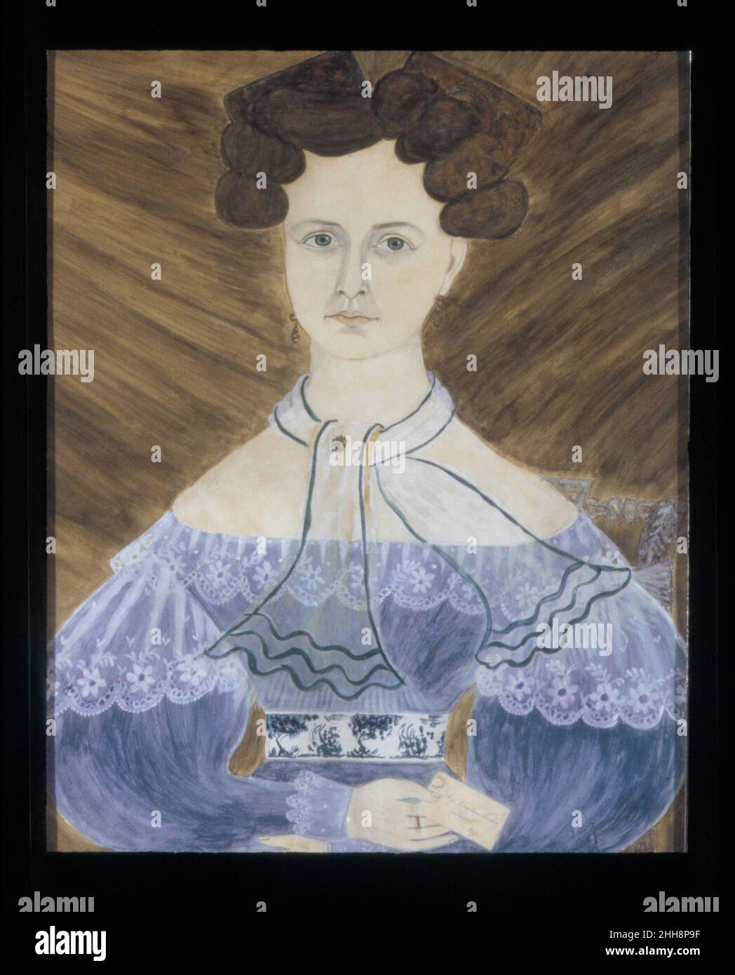 Miss Emeline Parker aus Lowell, Massachusetts 1832 Ruth Whittier Shute Ruth und Samuel Shute, verheiratet 1827, waren ein Ehepaar aus wandernden Porträtmalern, die in New England und im Bundesstaat New York arbeiteten. Obwohl sie zunächst unabhängig gemalt hatten, arbeitete das Paar ab 1832 an einer Serie von Öl- und Aquarellporträts mit. Über die Sitterin, die nur durch die Visitenkarte in ihrer rechten Hand identifiziert wird, ist wenig bekannt. Eine Inschrift auf der Rückseite zeigt den Beitrag jedes Künstlers zu dem Werk, das „von R.W. gezeichnet wurde Shute und gemalt von S. A. Shute.“ Das Paar zeichnet sich aus Stockfoto Miss Emeline Parker aus Lowell, Massachusetts 1832 Ruth Whittier Shute Ruth und Samuel Shute, verheiratet 1827, waren ein Ehepaar aus wandernden Porträtmalern, die in New England und im Bundesstaat New York arbeiteten. Obwohl sie zunächst unabhängig gemalt hatten, arbeitete das Paar ab 1832 an einer Serie von Öl- und Aquarellporträts mit. Über die Sitterin, die nur durch die Visitenkarte in ihrer rechten Hand identifiziert wird, ist wenig bekannt. Eine Inschrift auf der Rückseite zeigt den Beitrag jedes Künstlers zu dem Werk, das „von R.W. gezeichnet wurde Shute und gemalt von S. A. Shute.“ Das Paar zeichnet sich aus Stockfoto