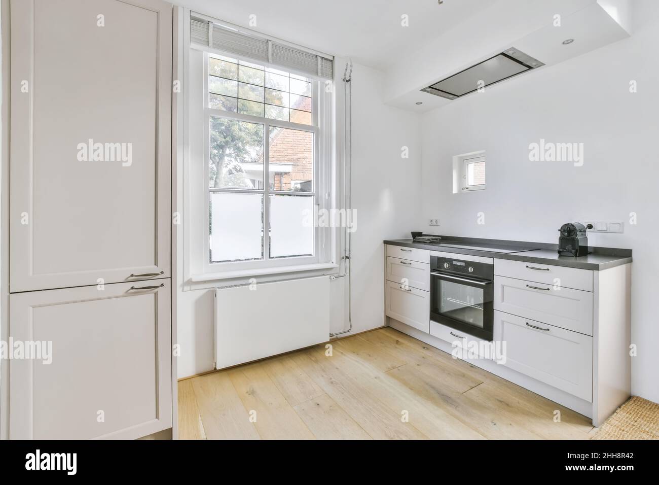 Moderne Inneneinrichtung in weißer, moderner Küche im Loft-Stil. Stockfoto