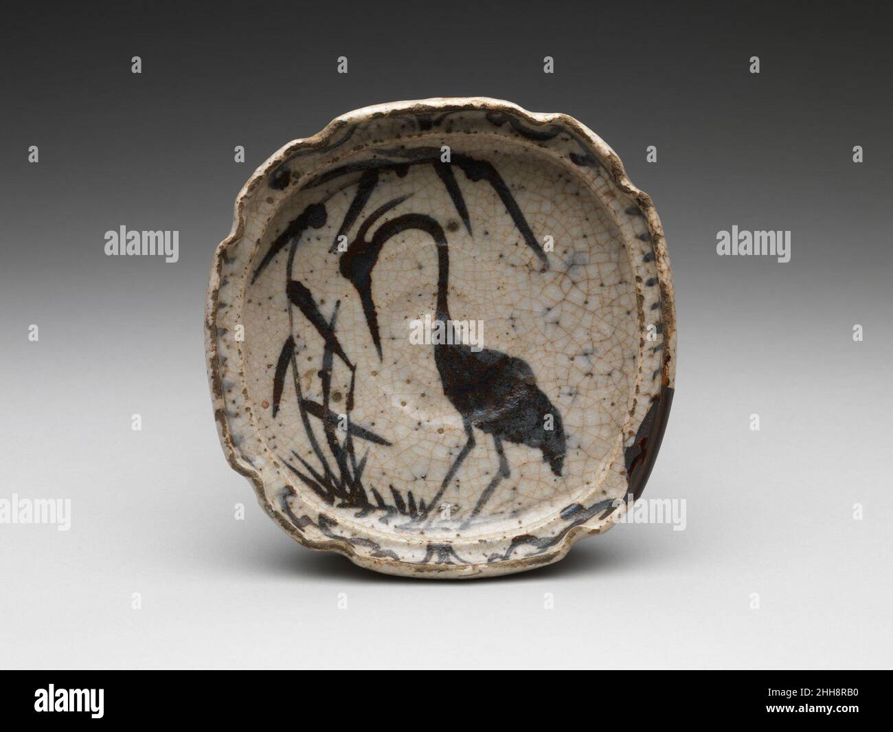 Schale mit Reiher in Schilf Ende 16th Jahrhundert Japan. Schale mit Reiher in Schilf. Japan. Ende des 16th. Jahrhunderts. Steinzeug mit Unterglasur, eisenbraun (Mino-Ware, Shino-Typ). Momoyama-Periode (1573–1615). Keramik Stockfoto