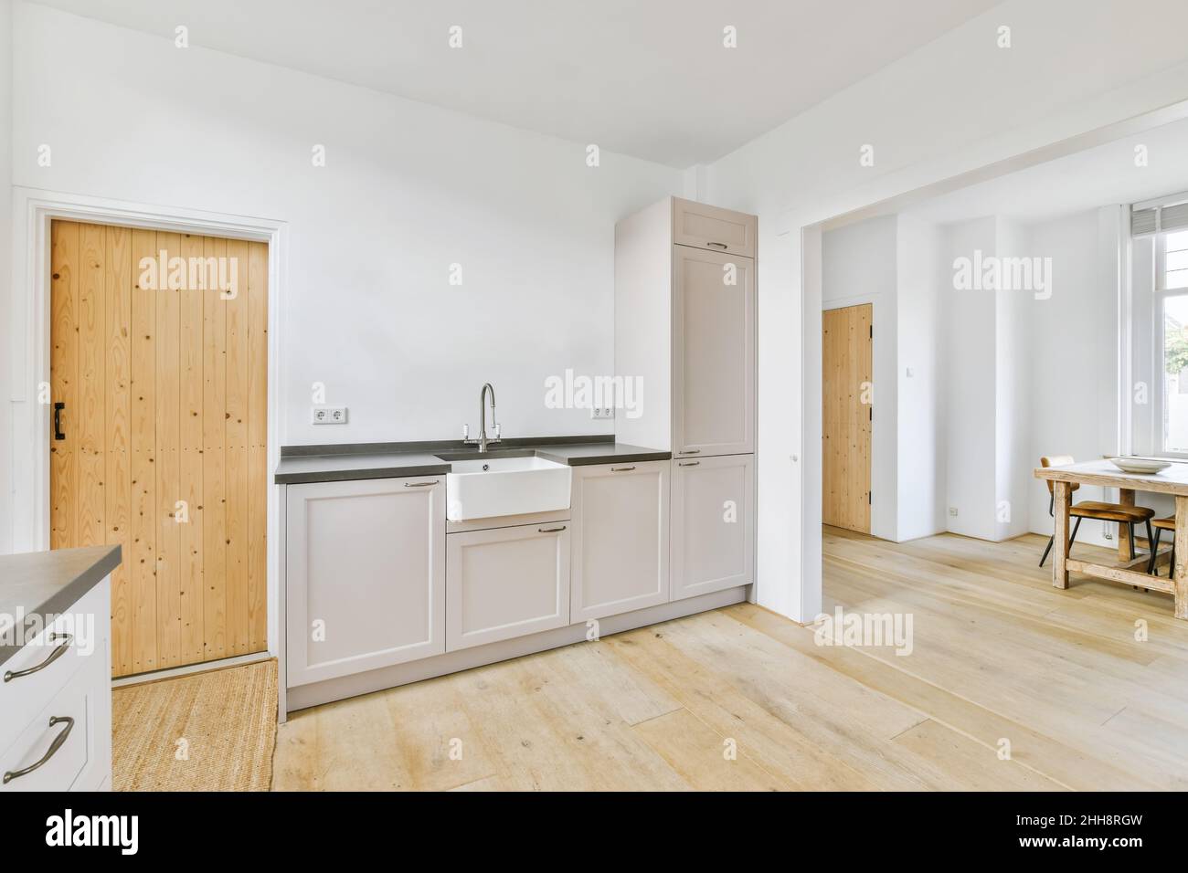 Moderne Inneneinrichtung in weißer, moderner Küche Stockfoto