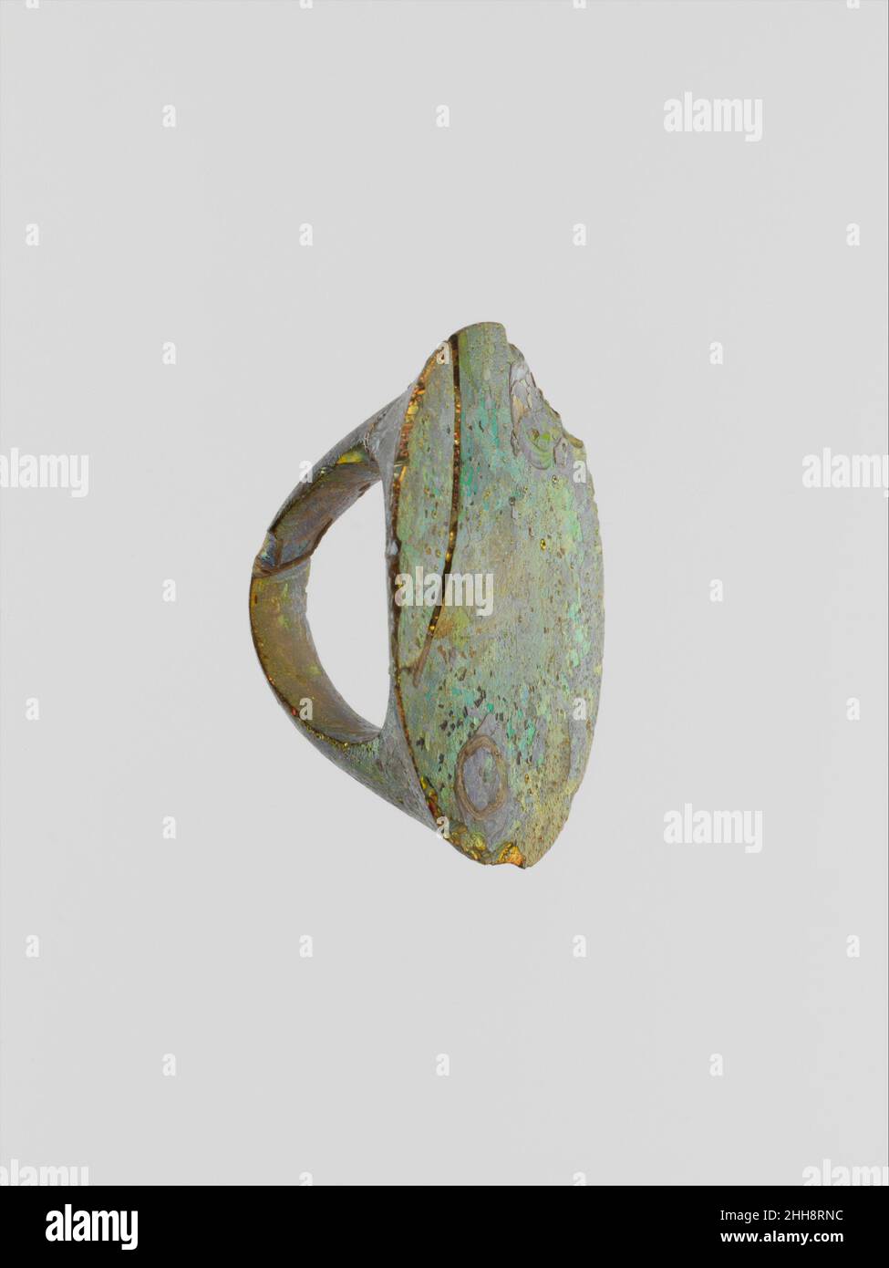 Glasfingerring 3rd–2nd Jahrhundert v. Chr. Griechische unsichere Farbe, möglicherweise farblos.Ring mit großer ovaler Lünette und aus einem einzigen Stück Glas geschnitztem Reifen; Lünette mit flacher Oberfläche und scharfem Rand; reifen D-förmig im Querschnitt mit großem, unregelmäßigem ovalem Fingerloch. Gebrochen und repariert auf einer Seite der Lünette und auf der Rückseite des Reifens, mit Chips in der äußeren Kante der Lünette; Lochfraß von Oberflächenblasen und brillant schillernde Verwitterung, die alle Ring.The große flache Lünette einmal mit einem gemalten Design dekoriert worden sein könnte.. Fingerring aus Glas 249599 Stockfoto