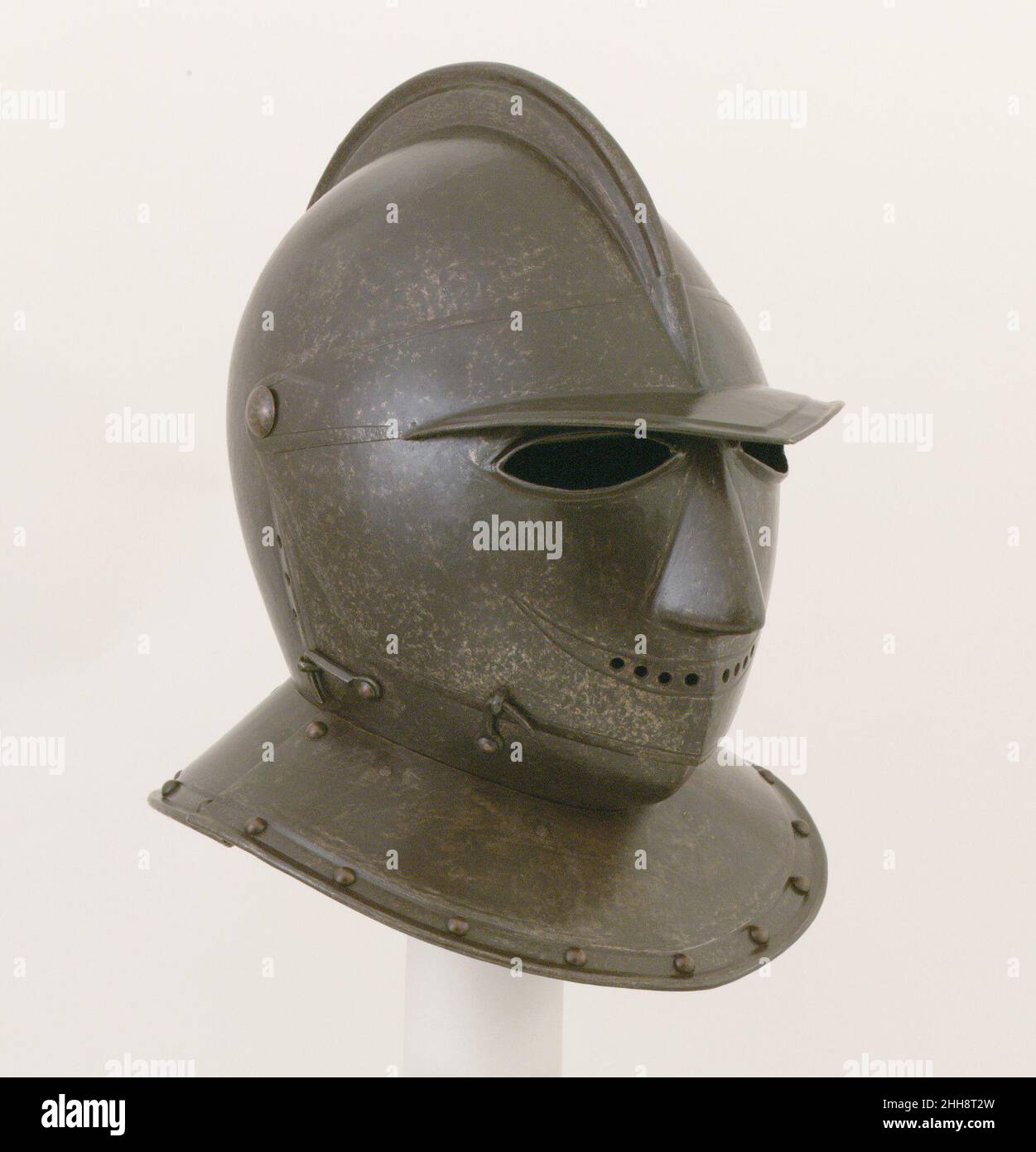 Geschlossenes Burgonet von 'Savoyard' Typ ca. 1600–1620 die italienischen „Savoyard“-Helme sind eine markante Form des spätitalienischen Nahhelms, der von Kuirassiers getragen wird, der schweren Kavallerie, die mit einer nur bis zum Knie getragenen und mit Pistolen und Schwertern bewaffneten Plattenrüstung ausgestattet ist. Der Begriff Savoyen bezieht sich auf die große Anzahl dieser Helme, die die Schweizer während eines erfolglosen Angriffs auf die Stadt genf in der Nacht vom 11. Auf den 12. Dezember 1602 von den Truppen des Herzogs von Savoyen ergriffen haben. Diese Helme werden auch als Todenkopf (deutsch: 'Todeskopf') bezeichnet, eine Illusion der unheimlichen Schädelqualität von Stockfoto