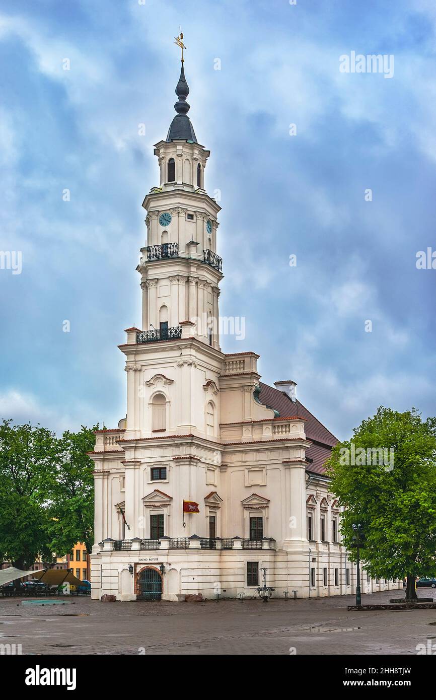 Das Gebäude des Rathauses von Kaunas in den Vorstunden vor dem Hintergrund dichter Wolken. Das Gebäude stammt aus dem 16th. Jahrhundert. Jetzt Kaunas City M Stockfoto