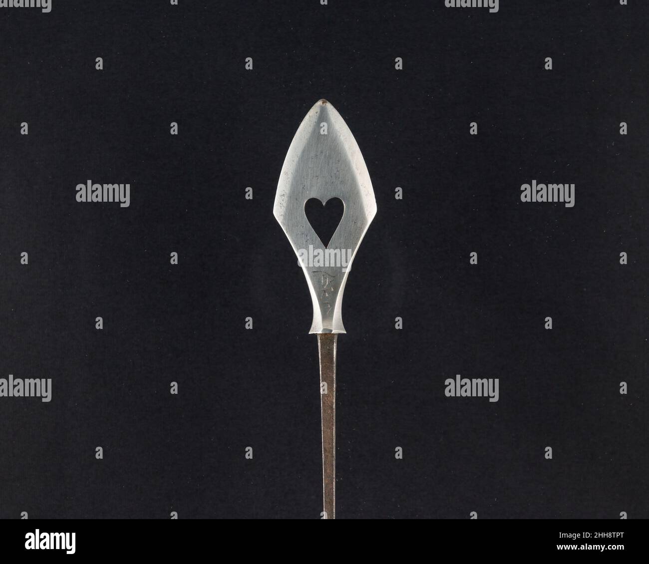 Arrowhead (Yanone) Japanisch des 18th. Jahrhunderts Obwohl japanische Krieger heute am meisten für ihre Schwertkunst bekannt sind, ist Bogenschießen, vor allem vom Pferderücken aus, seit Jahrhunderten ein wesentlicher Bestandteil der Samurai-Kriegsführung und -Kultur. Pfeile wurden mit unterschiedlich geformten Köpfen versehen, je nach ihrem Verwendungszweck im Krieg, bei der Jagd oder bei der Zielübung. Pfeilspitzen, die für den Einsatz auf dem Schlachtfeld entwickelt wurden, enthalten verschiedene Designs, die für spezielle Zwecke wie das Durchstechen von Rüstungen oder maximale Schäden an Pferden und unbewaffneten Mitarbeitern vorgesehen sind.große Pfeilspitzen, durchbohrt und aufwendig mit la gemeißelt Stockfoto