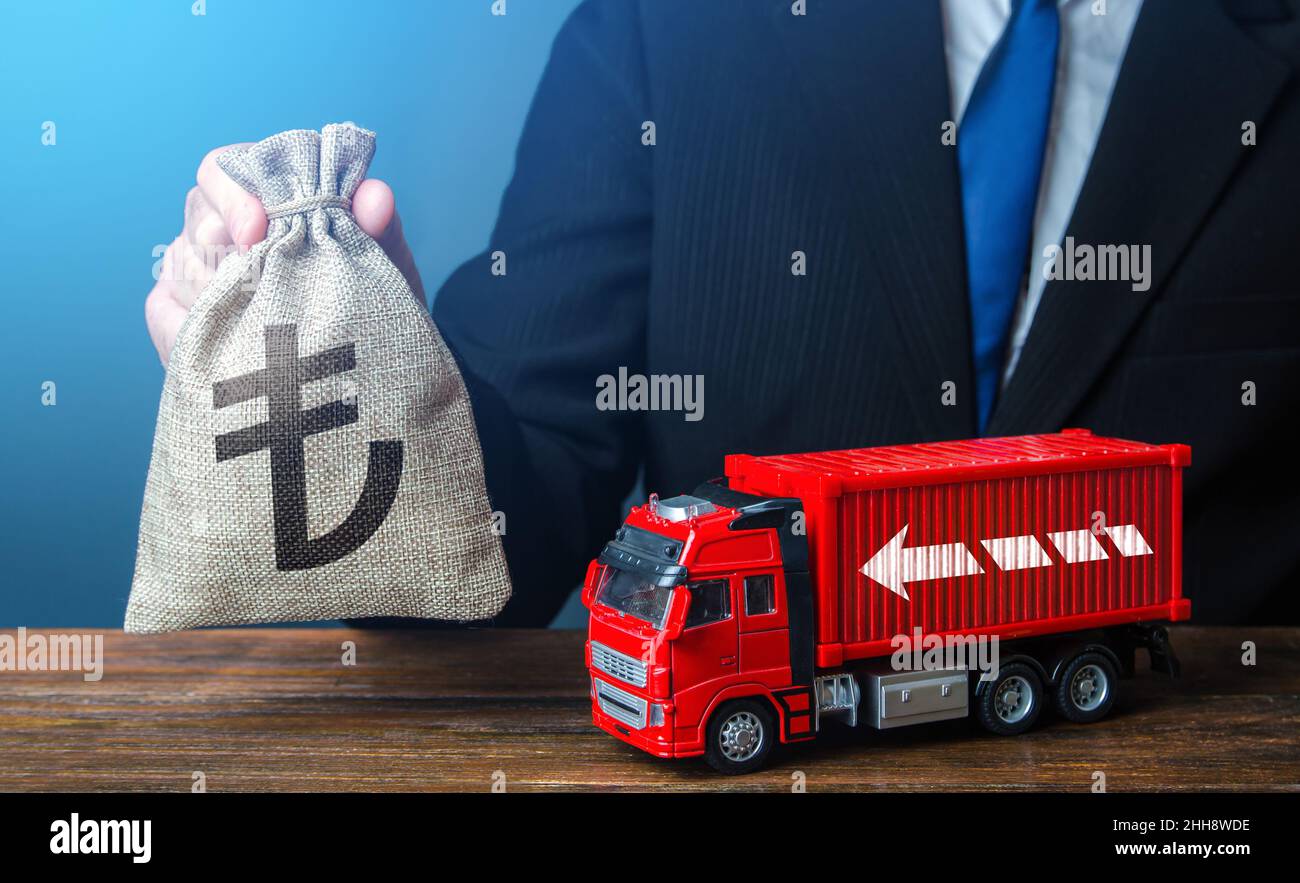 Geschäftsmann mit türkischer Lira Geldbeutel und Lastwagen. Gute Gehälter für Fahrer. Steigende Preise, weltweite Behälterverknappung. Logistik. Hohes Einkommen Stockfoto
