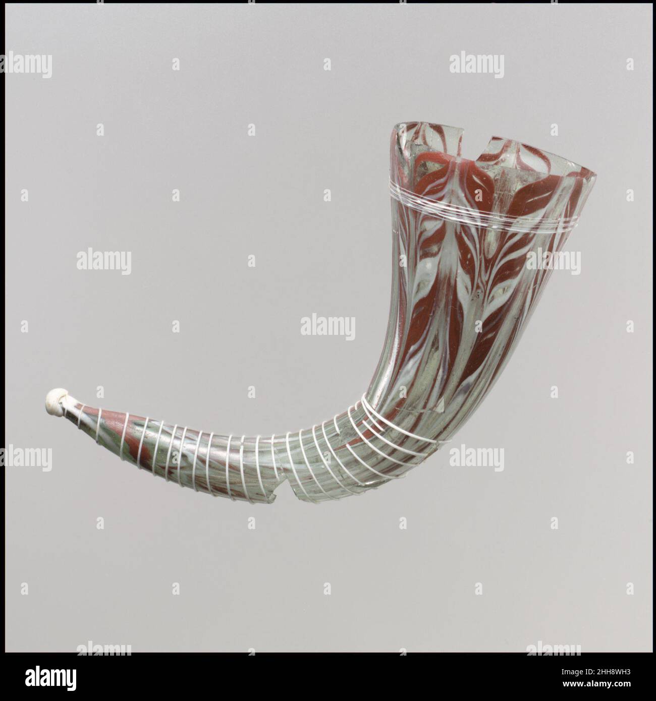 Glas-Trinkhorn 575–625 Langobardic (?) Während zeitgemäße fränkische Glasgefäße in der Regel in natürlichen Farben von hellgrün oder braun gehalten werden, verwendet Langobardic Glaswaren lebhafte Farben, die oft gekämmt werden, wie hier, um komplizierte Muster zu erstellen. Hören Sie zu, wie Experten die Geschichte dieses Kunstwerks beleuchten Hörspiel oder Pause #2765. Glass Drinking Horn unterstützt von Bloomberg Philanthropies Es tut uns leid, das Transkript für diesen Audiotrack ist derzeit nicht verfügbar. Wir arbeiten daran, es So bald wie möglich zur Verfügung zu stellen. Trinkhorn Aus Glas. Langobardic (?). 575–625. Glas. Hergestellt in Italien (Norden). Gl Stockfoto