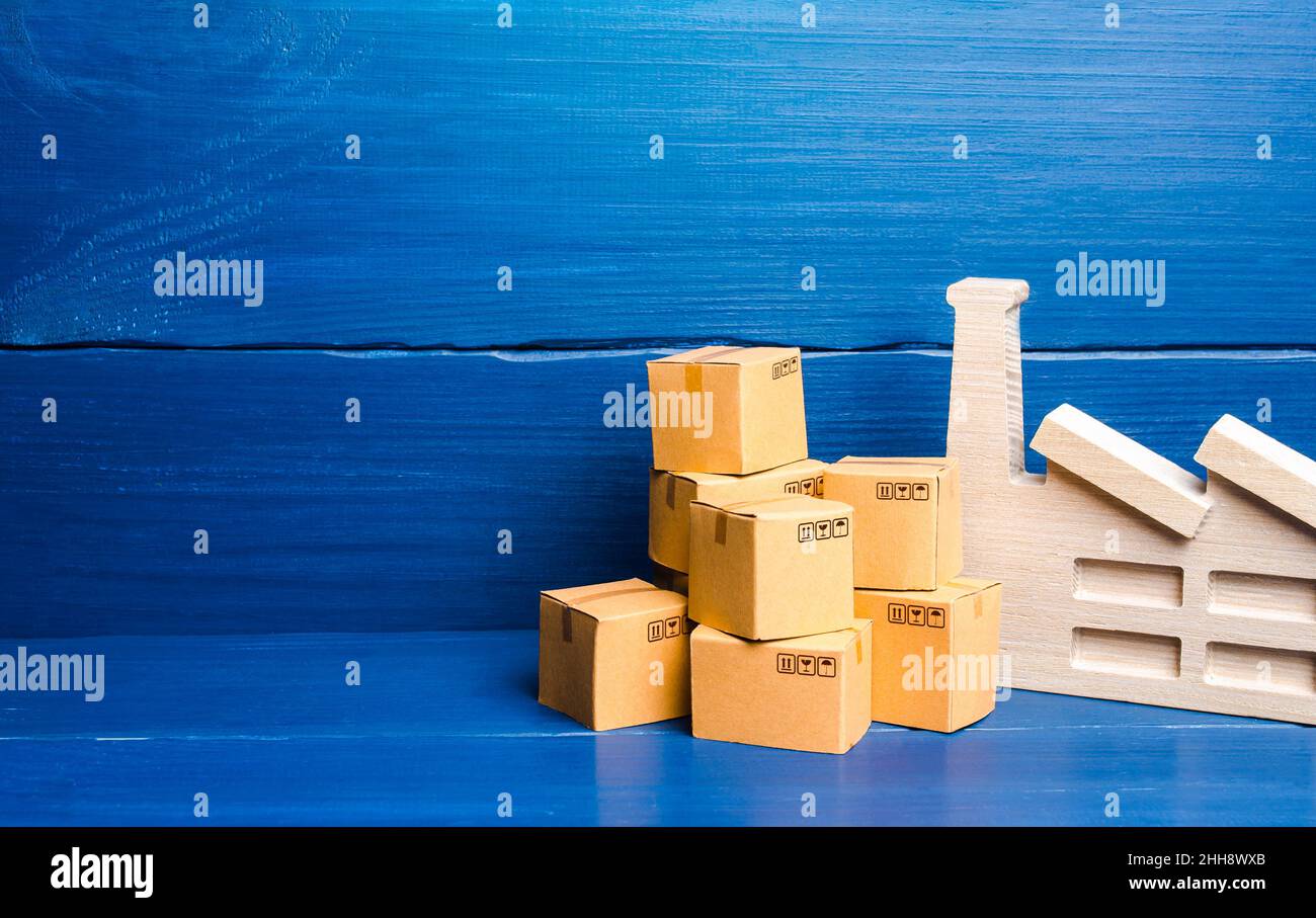 Werk und Boxen. Herstellung von Waren und Produkten. Logistik und Transport. Schaffung neuer Arbeitsplätze, Freisetzung wettbewerbsfähiger innovativer Produkte Stockfoto