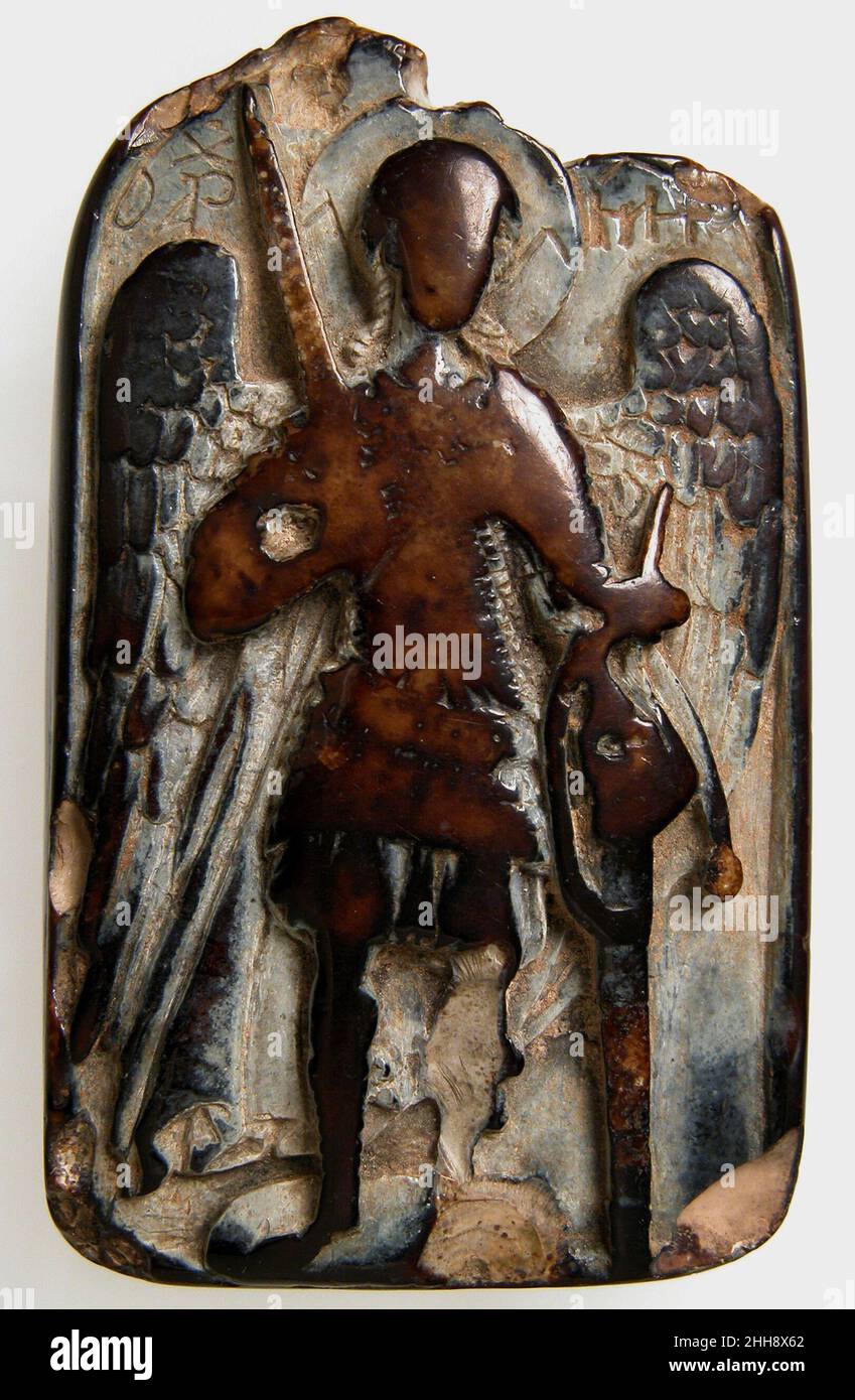 Zweiseitiger Anhänger mit dem Erzengel Michael und Daniel in der Löwenhöhle 1200 oder später Byzantine Diese persönliche Ikone zeigt auf der einen Seite den Erzengel Michael und auf der anderen den Propheten Daniel. Den byzantinischen Gläubigen symbolisierte Daniel das den Gläubigen versprochene Heil. Zweiseitiger Anhänger mit dem Erzengel Michael und Daniel in der Löwenhöhle 466155 Stockfoto