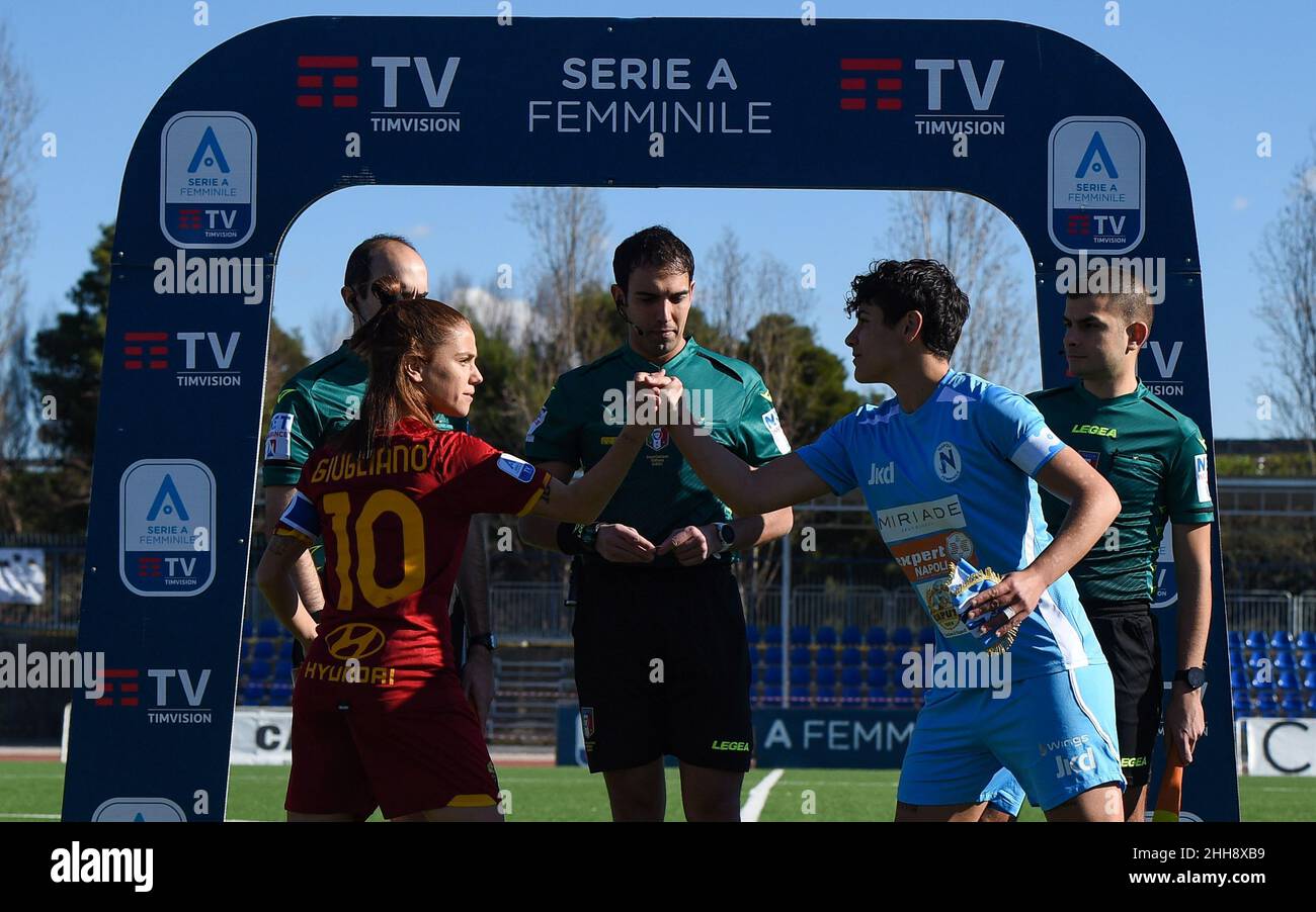 Paola Di Marino (5) Napoli Femminile e Manuela Giugliano (10) ALS Roma Femminile während der italienischen Fußball-Liga Ein Frauen-2021/2022-Spiel zwischen Napoli Femminile und Roma Femminile am 23. Januar 2022 im Stadion Arena Giuseppe Piccolo in Cercola (NA), Italien Stockfoto