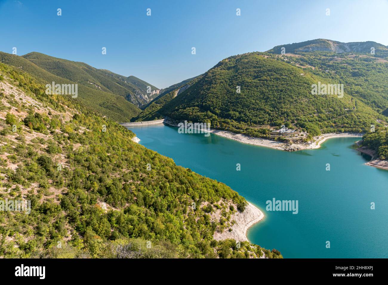 Luftaufnahme des Sees Fiastra in den Sibillini Bergen (Marken, Italien) Stockfoto