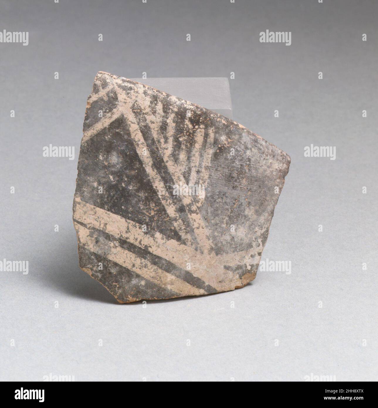 Terrakotta-Rand aus einer Tasse mit Dreiecken und parallelen vertikalen Linien ca. 2300–2100 v. Chr. Minoan aus Gournia, CreteRim Fragment mit Dreiecken.. Terrakotta-Rand aus einer Tasse mit Dreiecken und parallelen vertikalen Linien 247793 Stockfoto