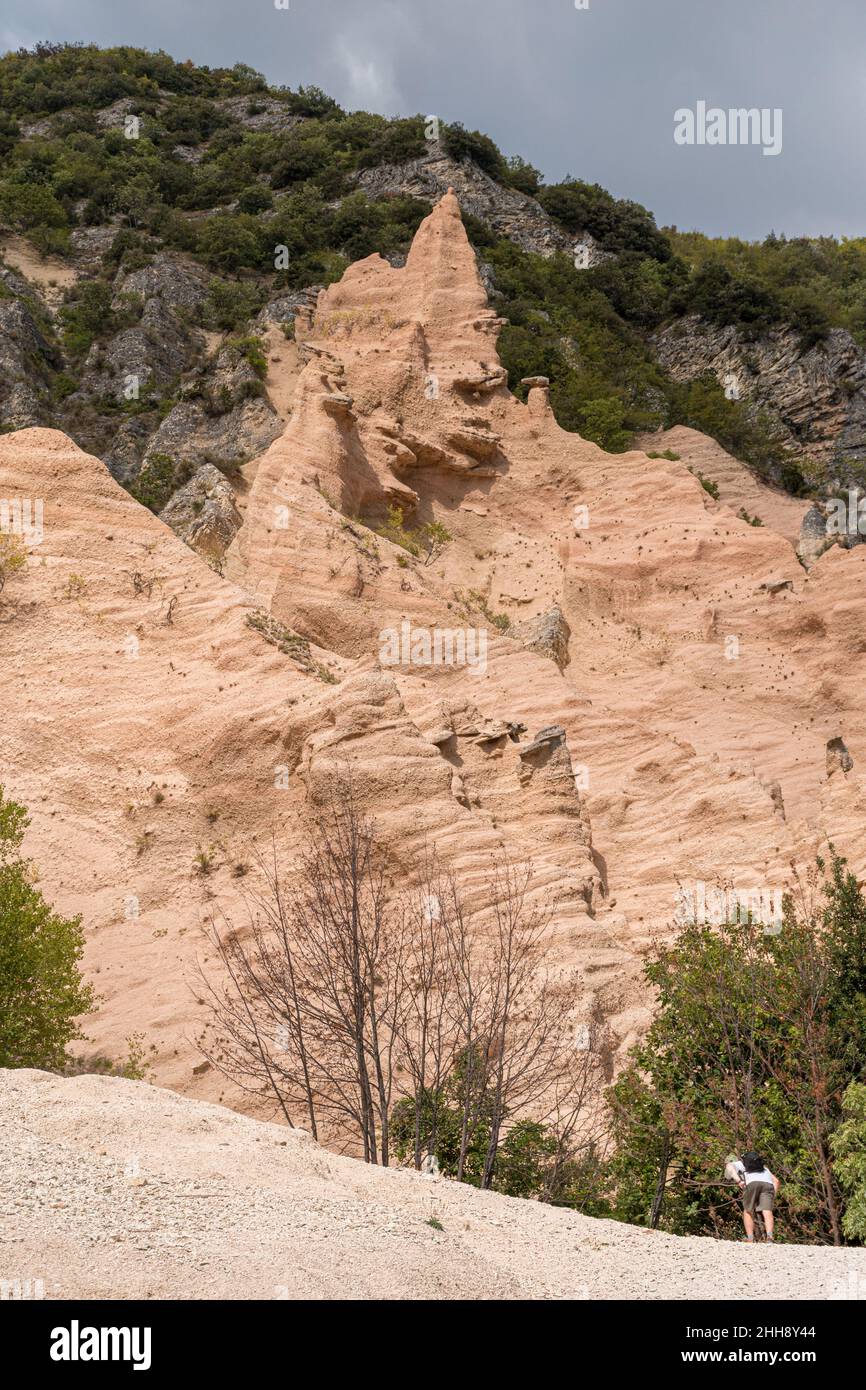 Eigenartige rote Felsen mit Zinnen und Türmen, die Lahme Rosse genannt werden, in den Sibillini-Bergen (Marken, Italien) Stockfoto