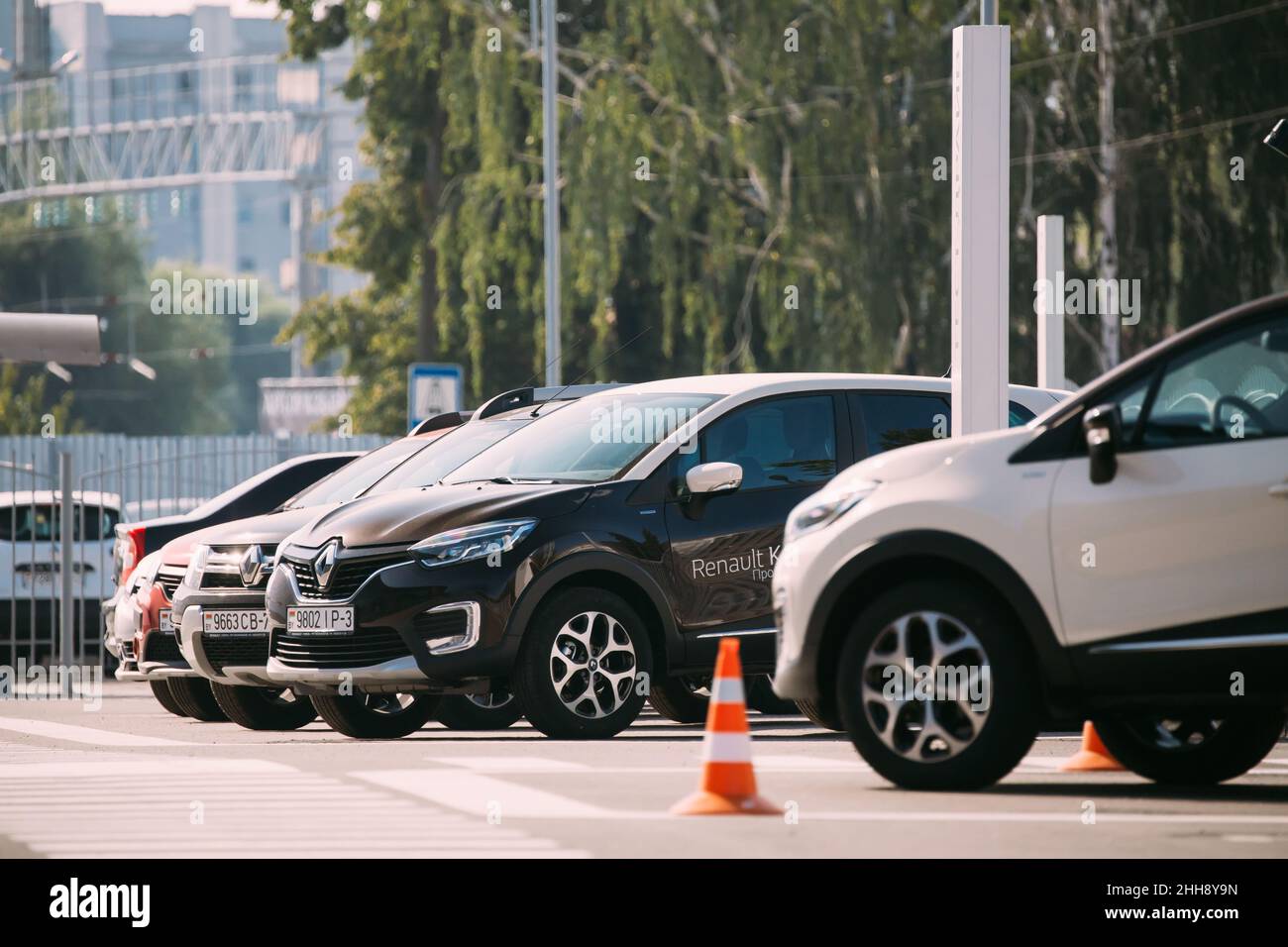 Verschiedene Renault Autos Parken in Reihe im Freien. Subkompakte Crossovers, Die Gemeinsam Von Renault-Nissan Alliance Produziert Wurden. Stockfoto