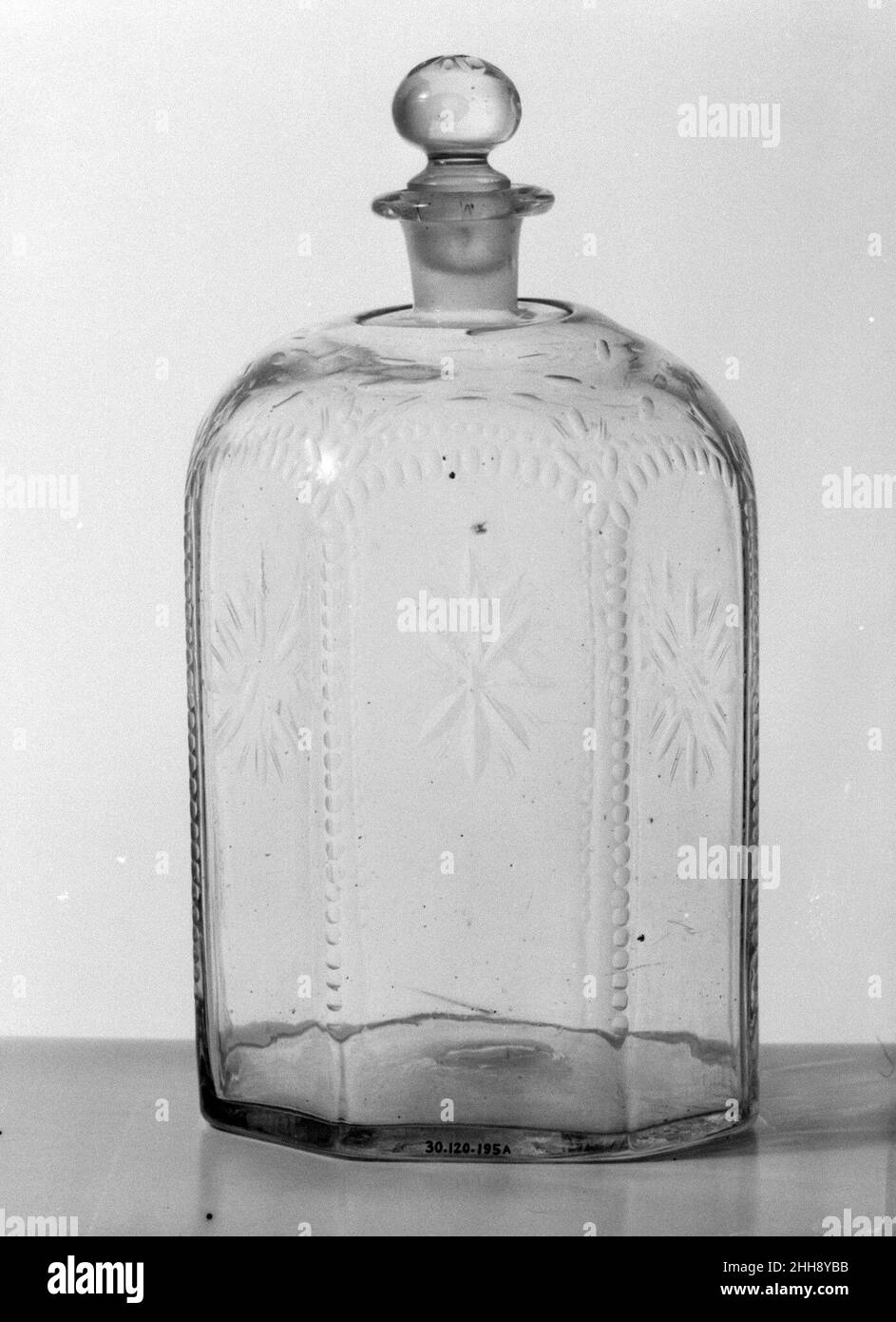 Flasche mit Stopfen Ende des 18th. Jahrhunderts Niederländisch. Flasche mit Stopfen. Niederländisch. Ende 18th. Jahrhundert. Glas. Glas Stockfoto