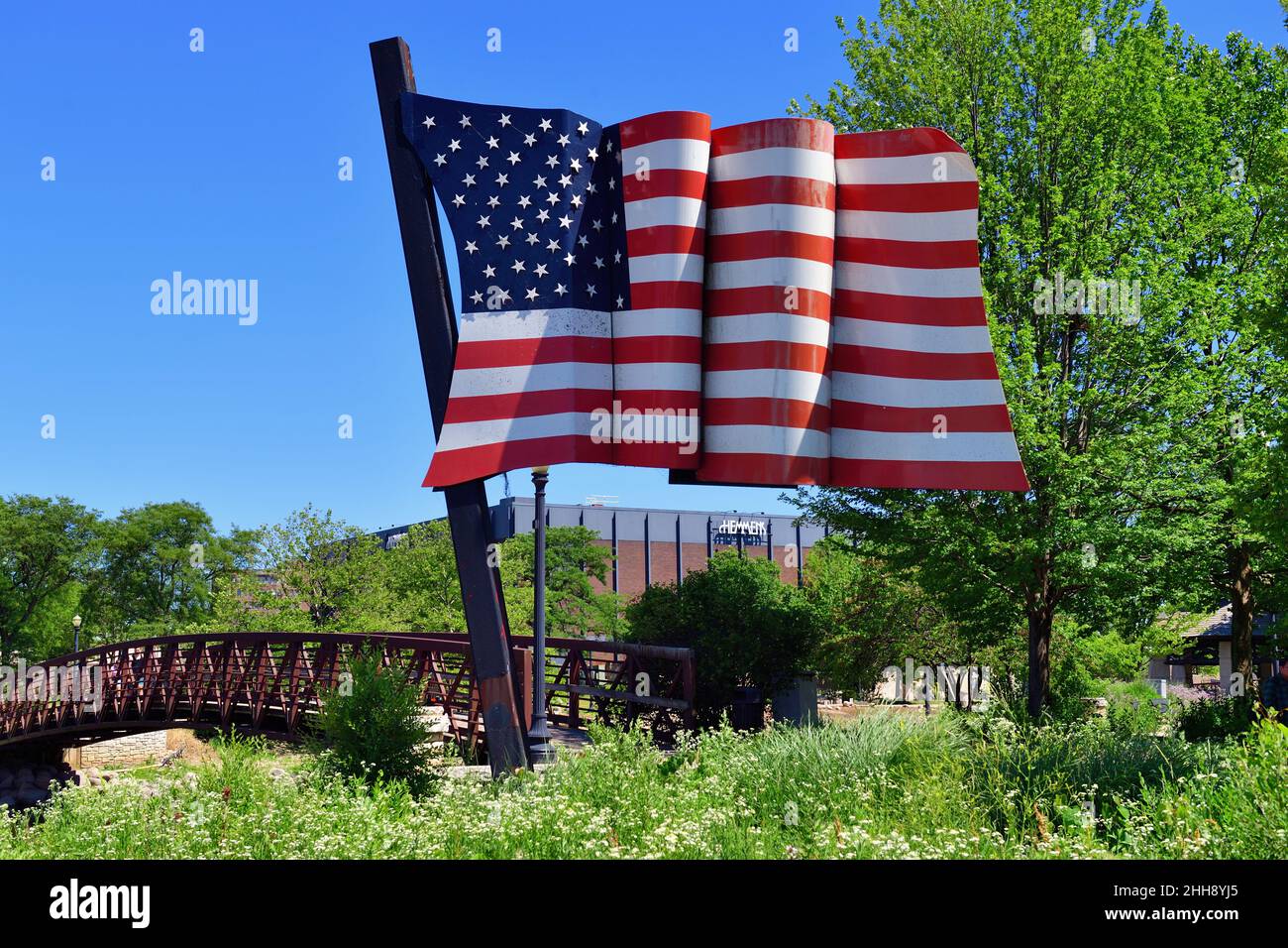 Elgin, Illinois, USA. Die Skulptur „American Flag“ von Dave Powers auf Walton Island. Das Kunstwerk besteht aus vier abnehmbaren Aluminiumplatten Stockfoto