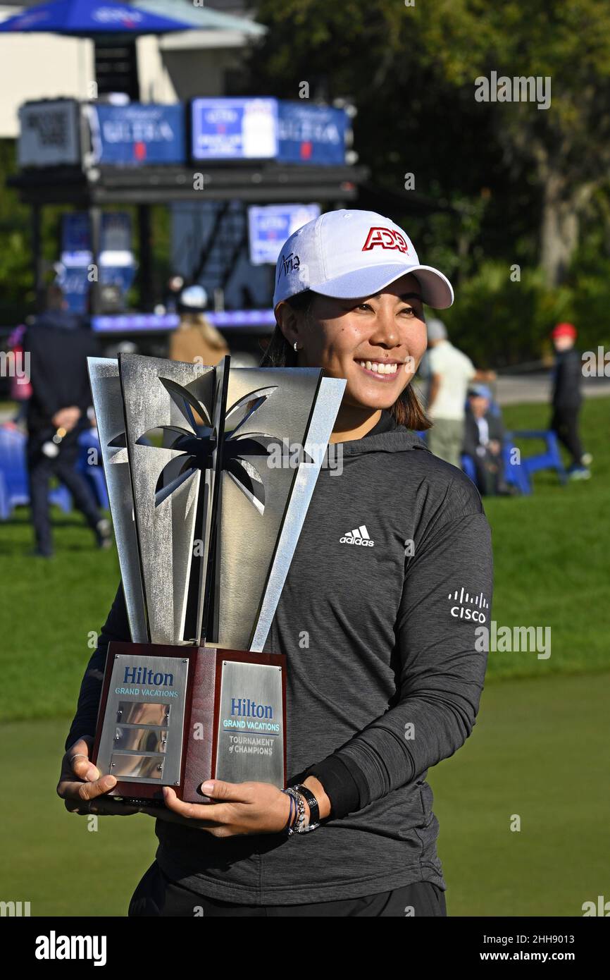 Orlando, Usa. 23rd Januar 2022. Danielle Kang, Gewinnerin des Hilton Grand Vacations Tournament of Champions LPGA 2022, hält am Sonntag, den 23. Januar 2022, ihre Trophäe im Lake Nona Golf and Country Club in Orlando, Florida. Foto von Joe Marino/UPI Credit: UPI/Alamy Live News Stockfoto