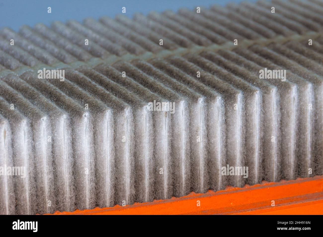 Verschmutzte Filterkartusche mit faserigen Flusselemulanten, die ersetzt werden müssen, um die Motorleistung wiederherzustellen, selektiver Fokus Stockfoto