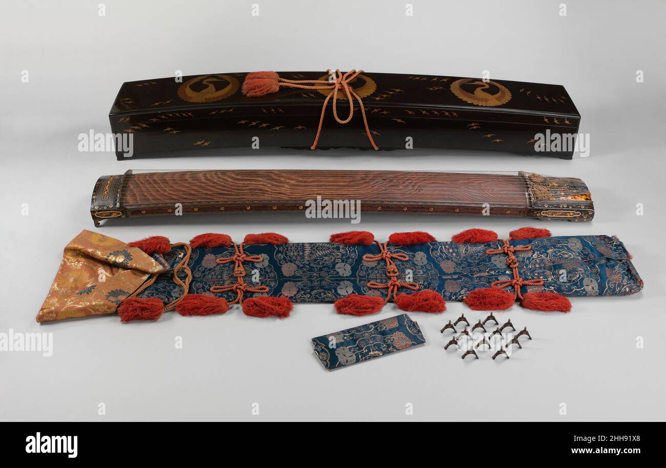 Koto (?) Anfang des 17th. Jahrhunderts Metallarbeiten von Goto Teijo, 9th Generation Goto Master, Japan Japanisch Diese seltene Anschaffung ist eine Tour de Force der japanischen dekorativen und musikalischen Künste, die derzeit in diesem Land einzigartig ist. Obwohl es vorher eine starke Tradition gab, bildete sich im 17. Jahrhundert die Grundlage für die moderne japanische Koto-Musik. Dieser Koto, mit seiner reichen Inlay-Einlage und bemerkenswerten Metallarbeiten von Teijo, neuntem Meister und vielleicht kompetentesten Mitglied der berühmten Goto-Familie von Metallarbeiten, dokumentiert diese wichtige musikalische Entwicklung. Es spiegelt auch den Status o wider Stockfoto