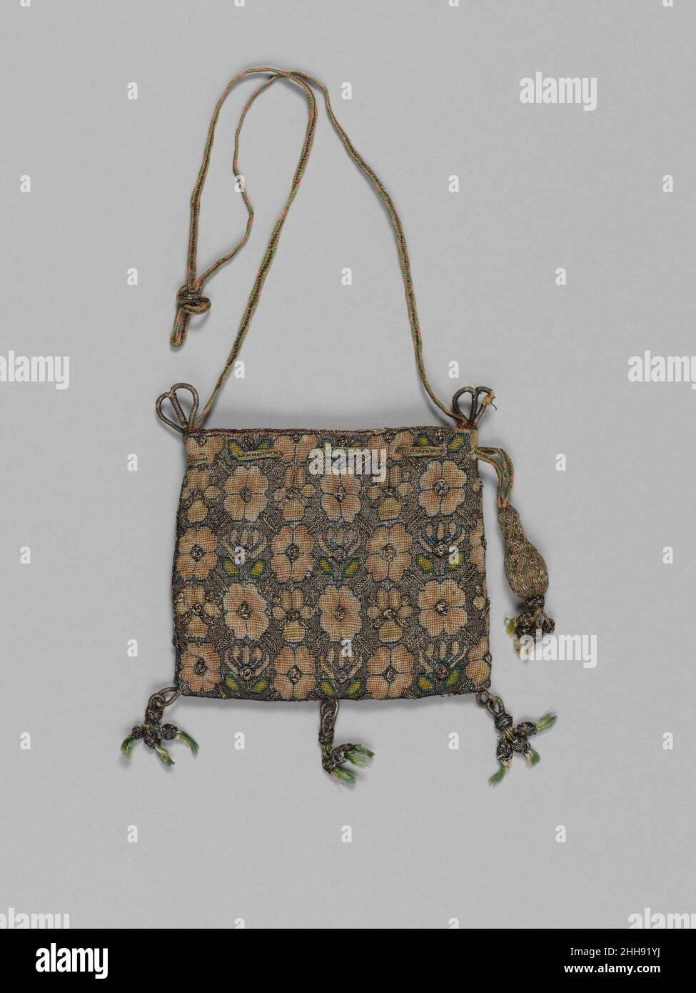 Portemonnaie Anfang des 17th. Jahrhunderts britisch. Geldbörse. Britisch. Anfang 17th Jahrhundert. Leinwandarbeiten mit Seide und Metallfäden; Gobelin, Zelt, Knoten und geflochtene Geflechte, Kordel aus Seide und Metall und Quasten. Bestickt Mit Textilien Stockfoto