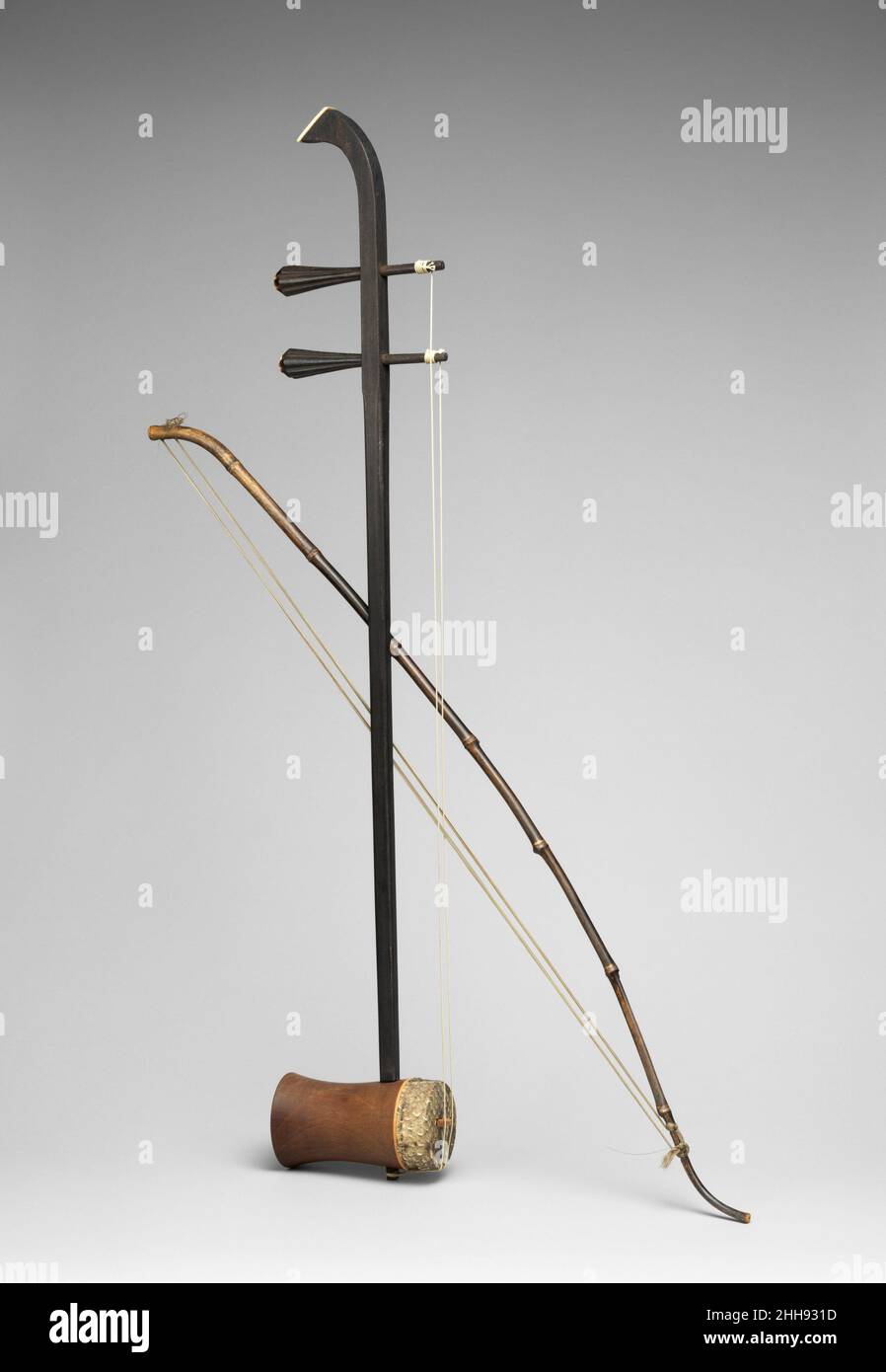 Huqin im 19th. Jahrhundert wurden chinesische Zweisaiten-Fiddles (Huqin) während der Yuan-Dynastie (1280-1368) von nomadischen Mongolen nach China eingeführt. (Das Vorhandensein von „hu“ im Namen eines Instruments zeigt an, dass es sich um einen ausländischen Import handelte.) Bogenhaare, die zwischen den Saiten des Huqins vorbeiziehen, können das Bedürfnis des Mongolen widerspiegeln, den Bogen zu Pferd an seinem Instrument zu befestigen. Huqin werden senkrecht auf dem Knie gespielt, mit der linken Hand gefingert und mit der rechten gebeugt. In früheren Zeiten gab es eine größere Vielfalt an lokalen Geigen, aber heute, wie bei der europäischen Familie der Geigen, bestimmte Standardgrößen Stockfoto