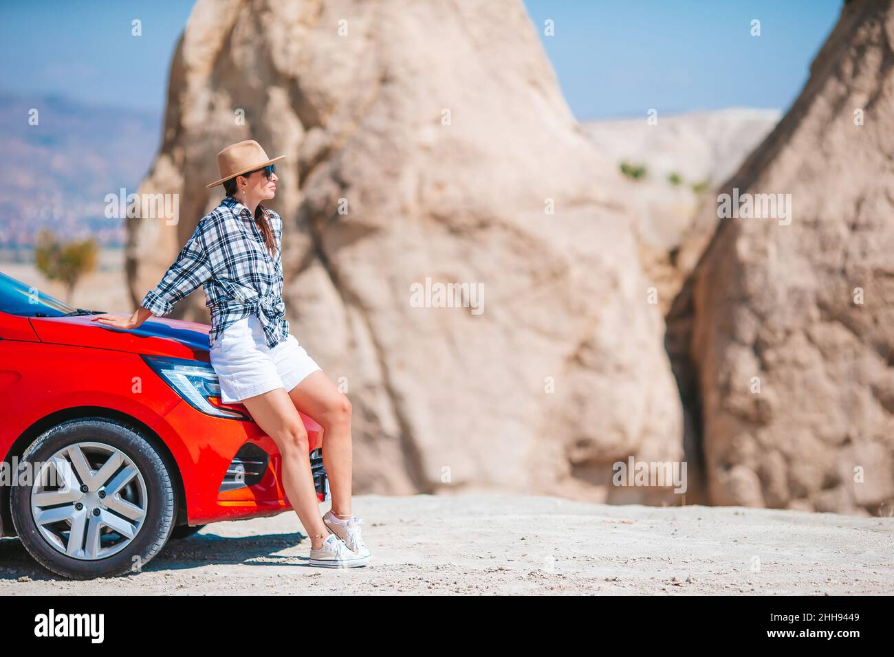 Junge schöne Frau im Urlaub mit dem Auto in Cappocia. Höhlenformationen. Stockfoto