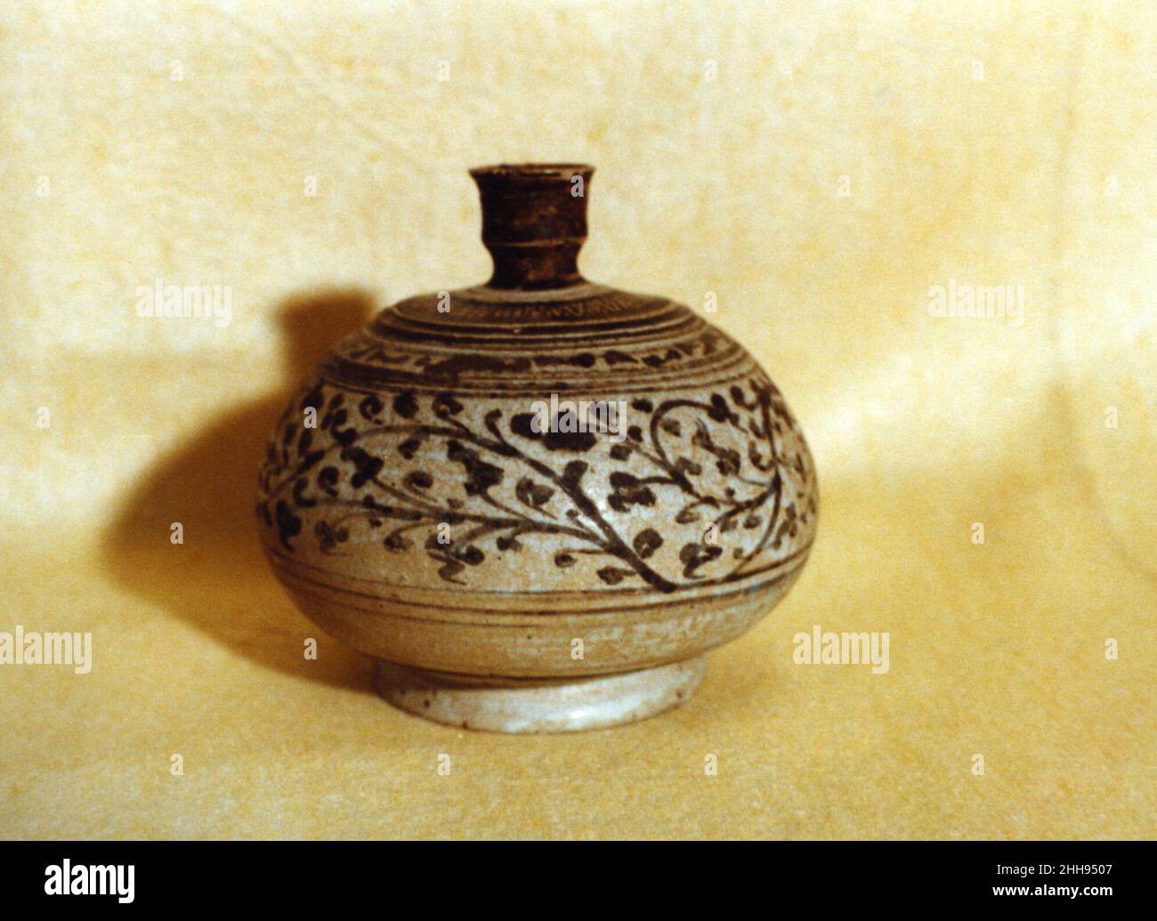 Knollenglas mit engem Hals 15th–16th Jahrhundert Thailand (Si Satchanalai). Knollenglas mit Schmalhals 37479 Stockfoto